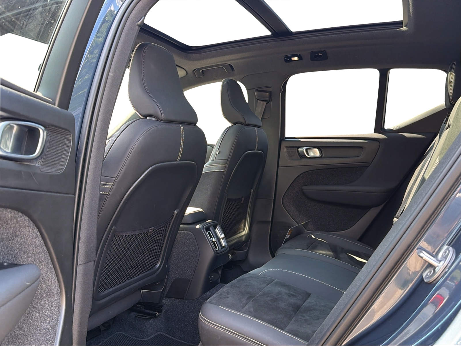VOLVO XC40 P8 Twin Pro AWD-image-11