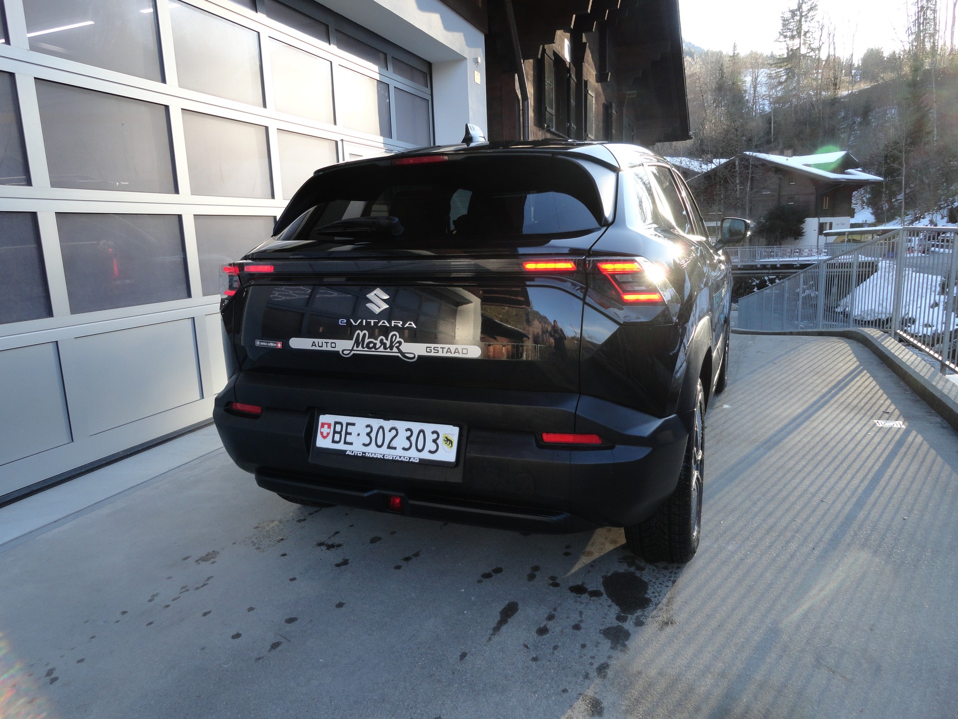 SUZUKI e-Vitara 61kWh Compact Top 4x4-showroom-element-2