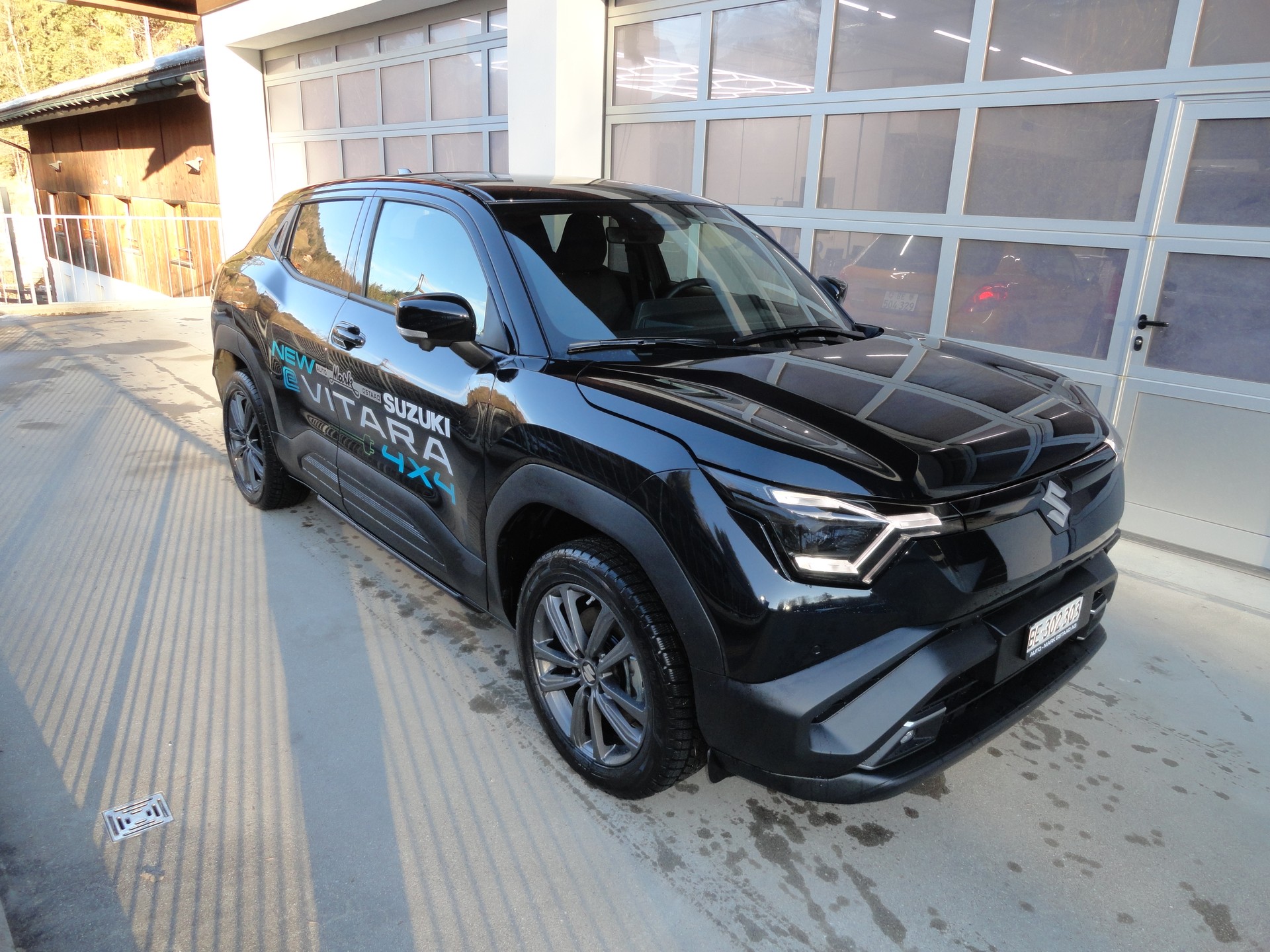 SUZUKI e-Vitara 61kWh Compact Top 4x4-showroom-element-1