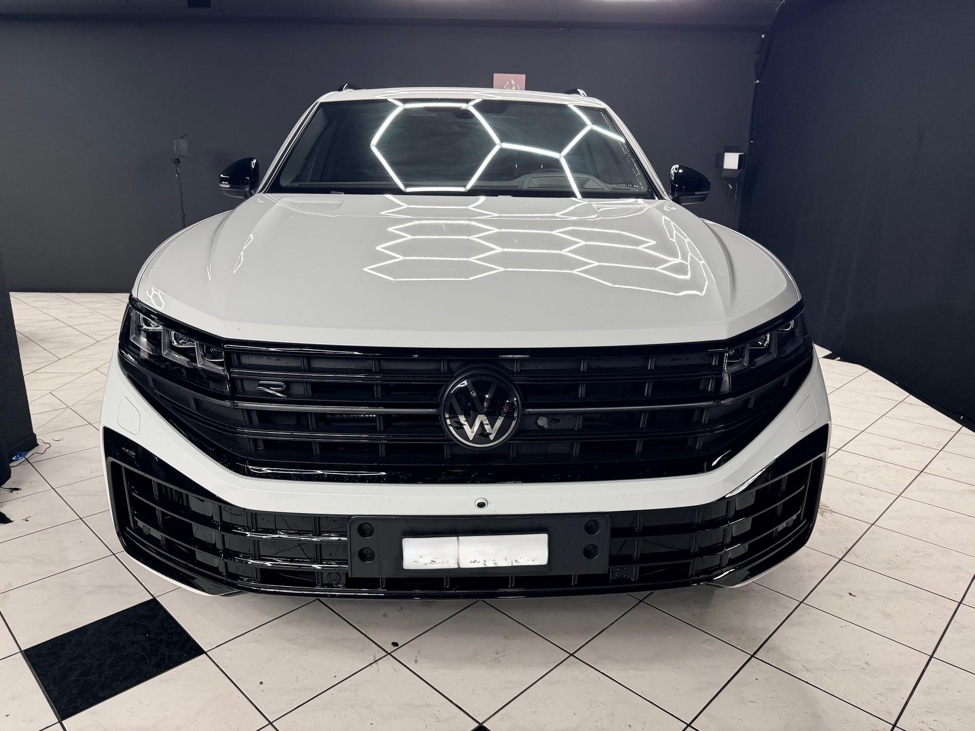 VW Touareg 3.0TSIeHyb R-showroom-element-2
