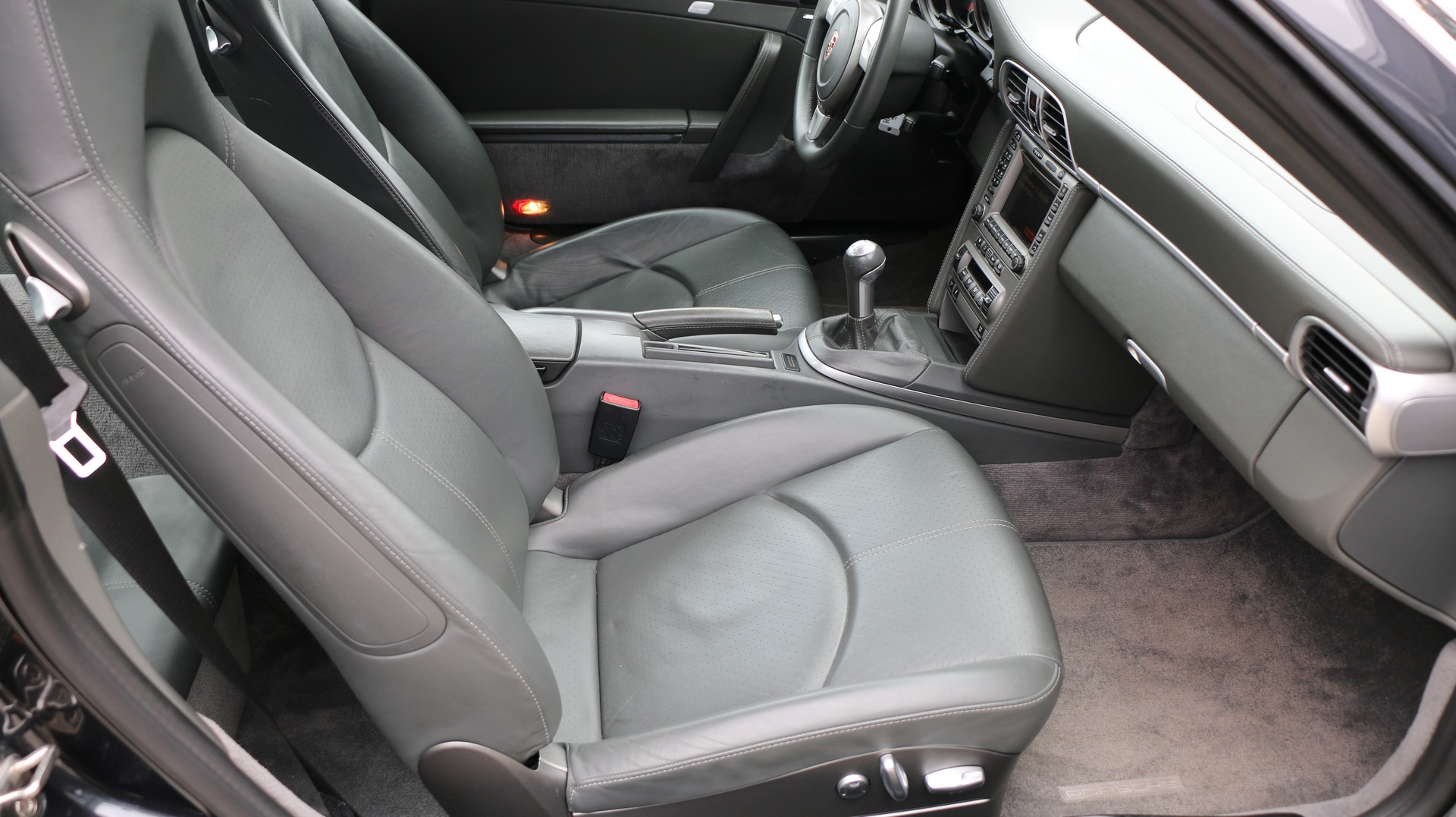 PORSCHE 911 Carrera S-image-19