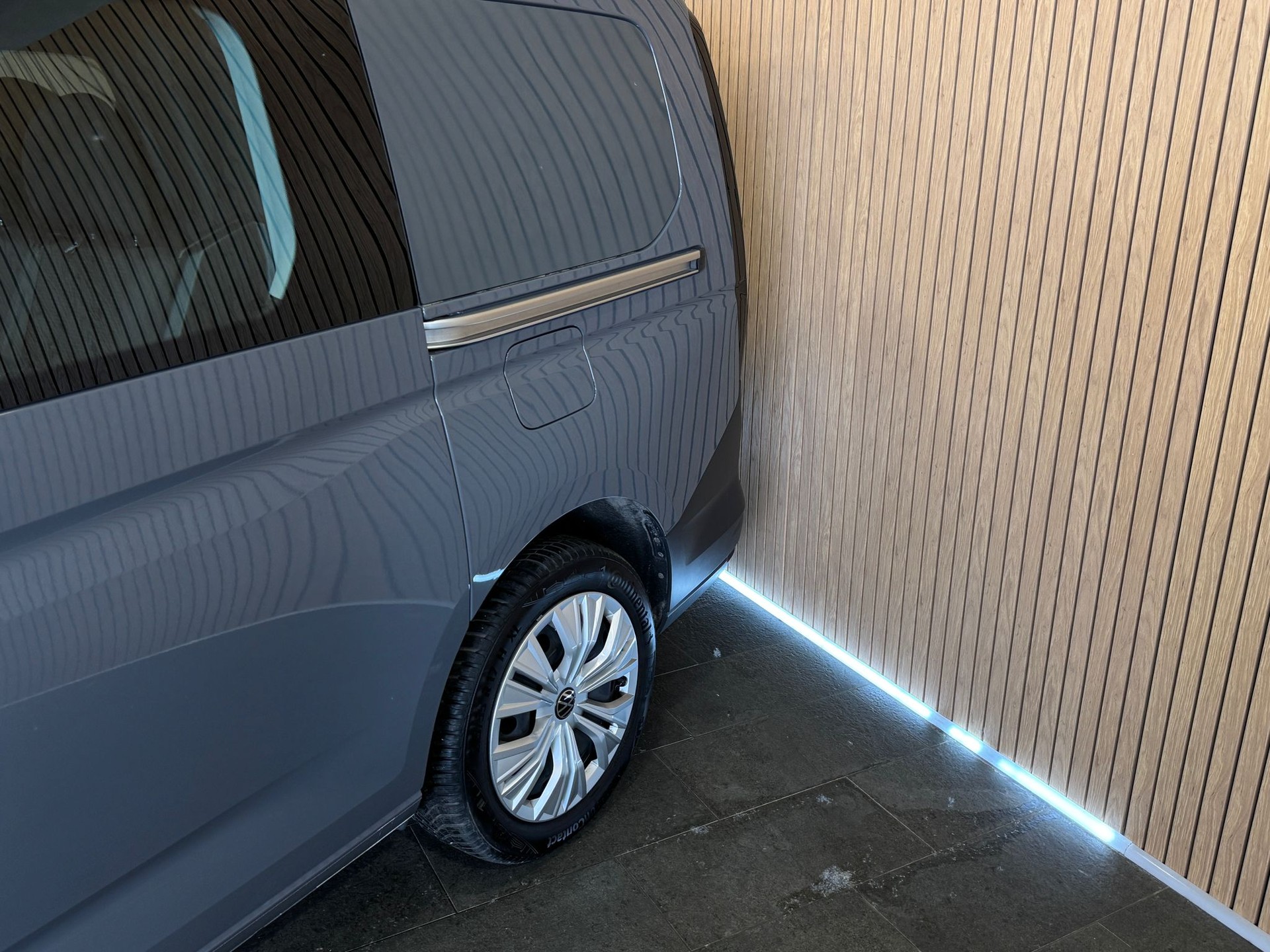 VW Caddy Maxi 2.0 TDI-image-3