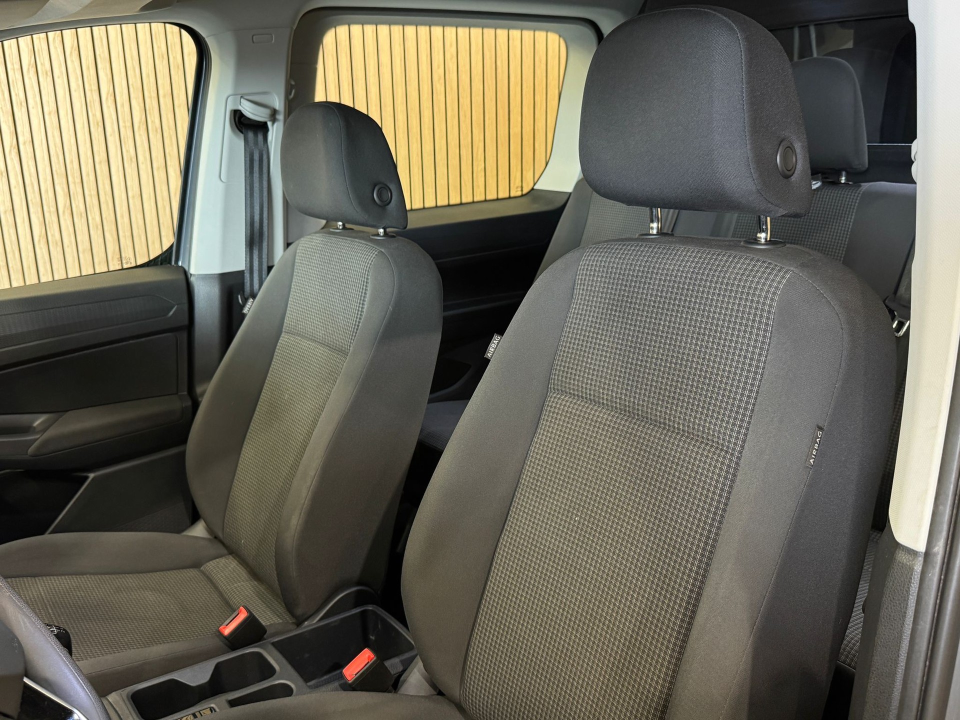 VW Caddy Maxi 2.0 TDI-image-16