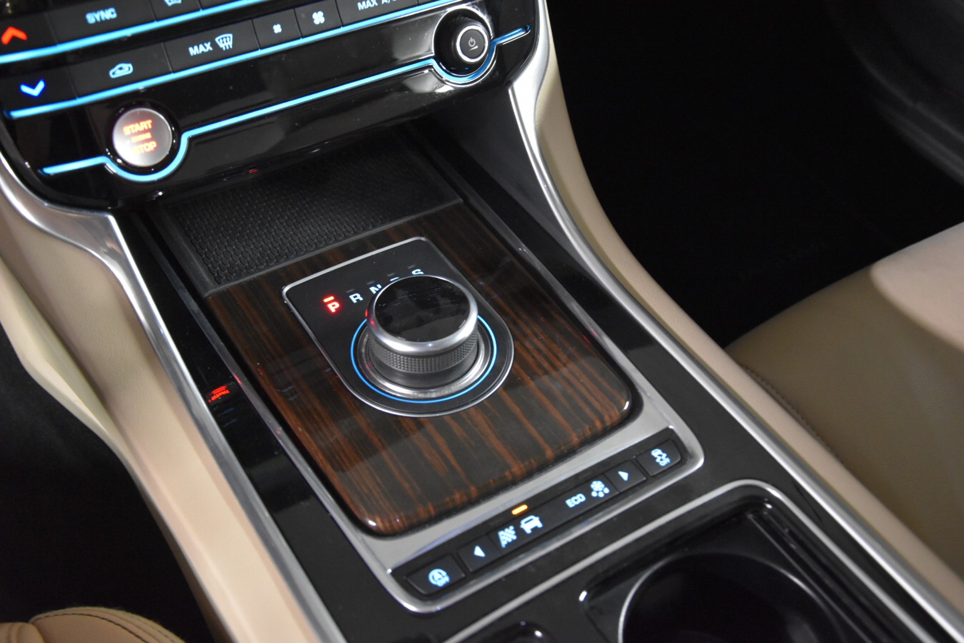 JAGUAR XE 20d Prestige AWD Automat-image-24