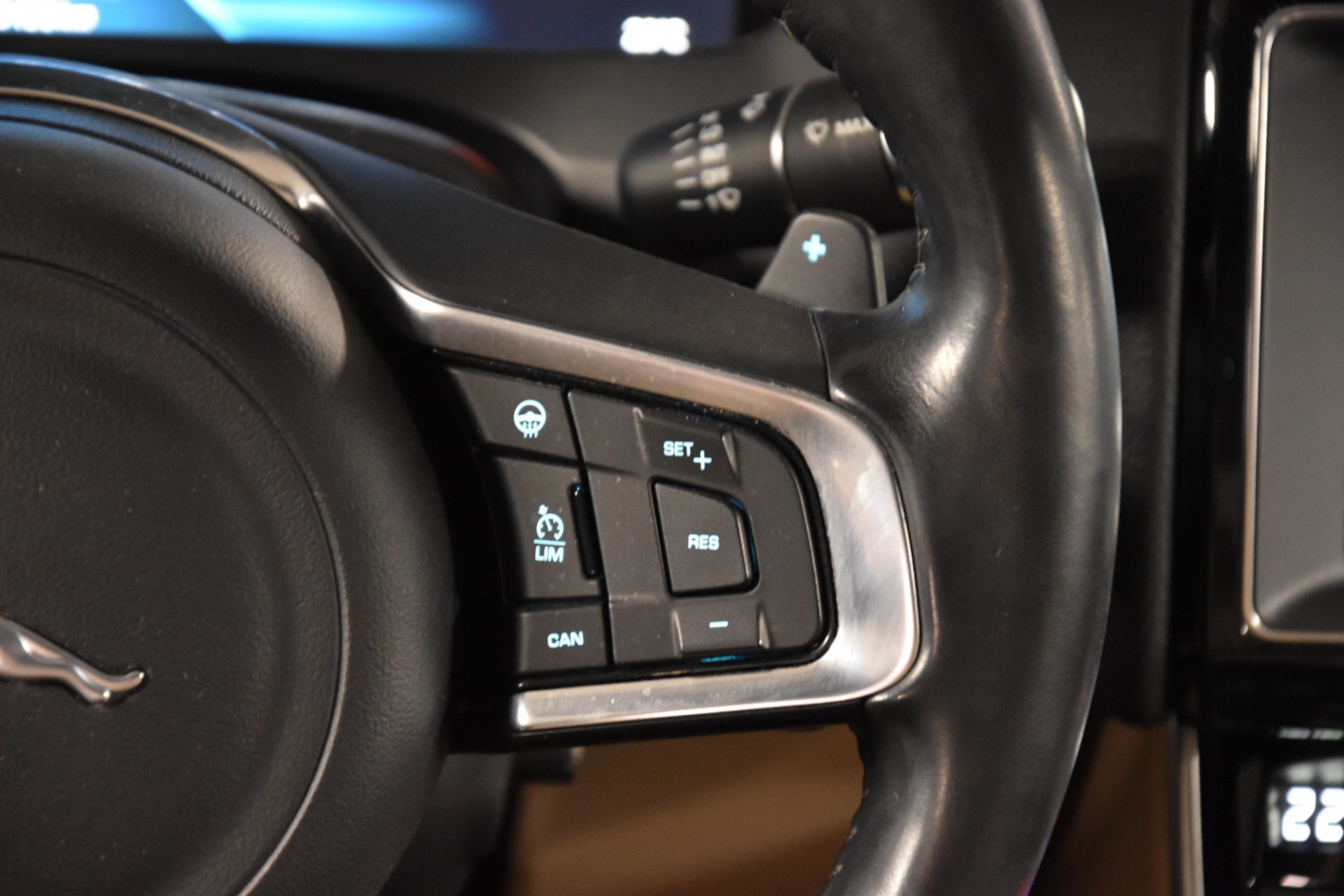 JAGUAR XE 20d Prestige AWD Automat-image-13
