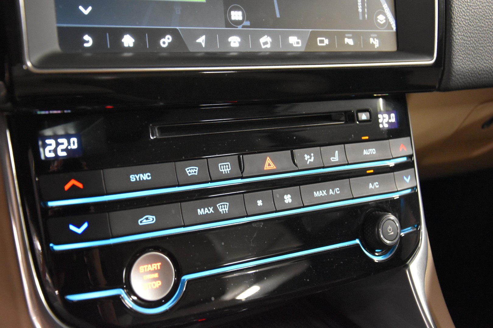 JAGUAR XE 20d Prestige AWD Automat-image-23
