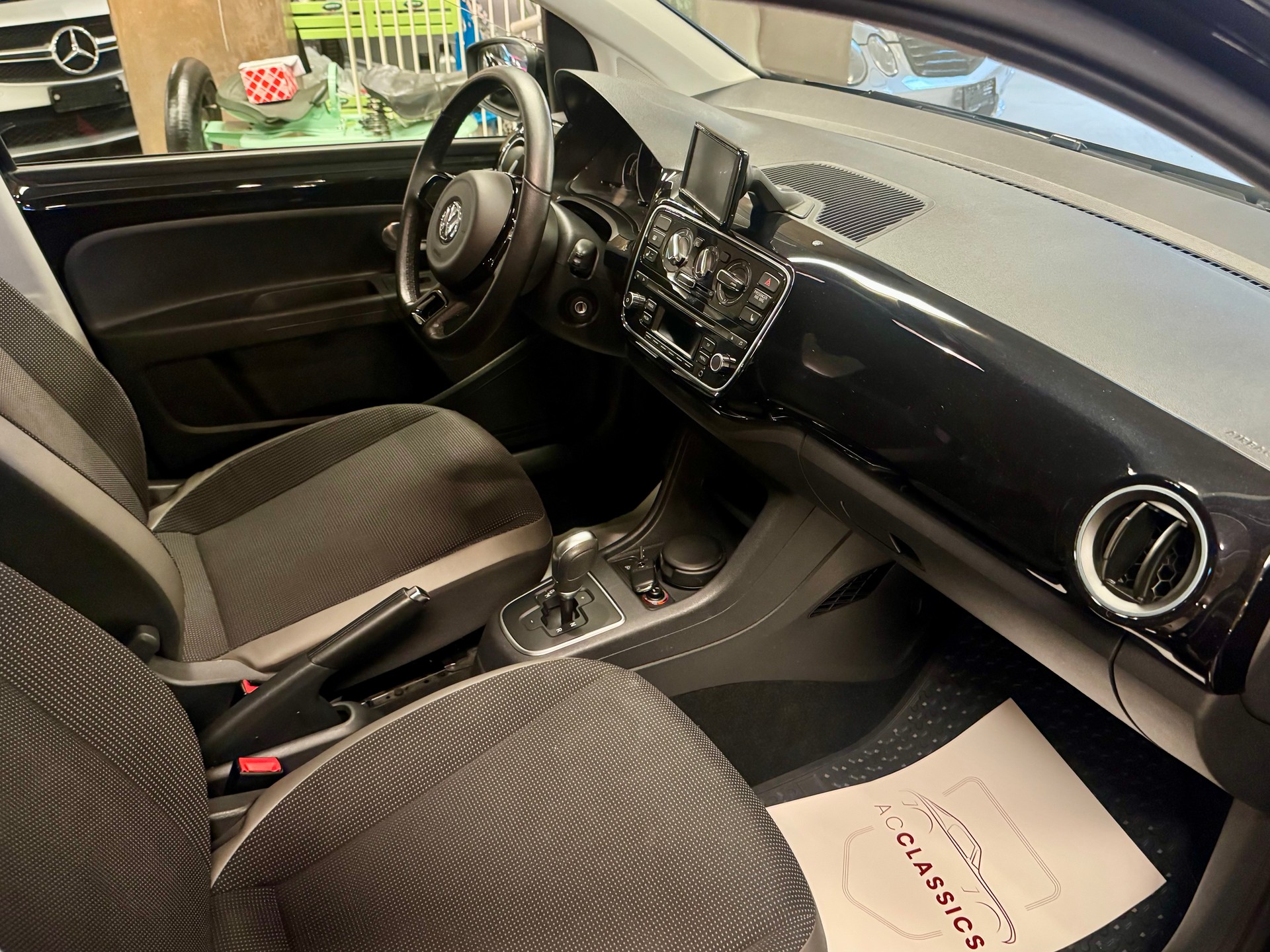 VW Up 1.0 black up Art on Ice ASG-image-19