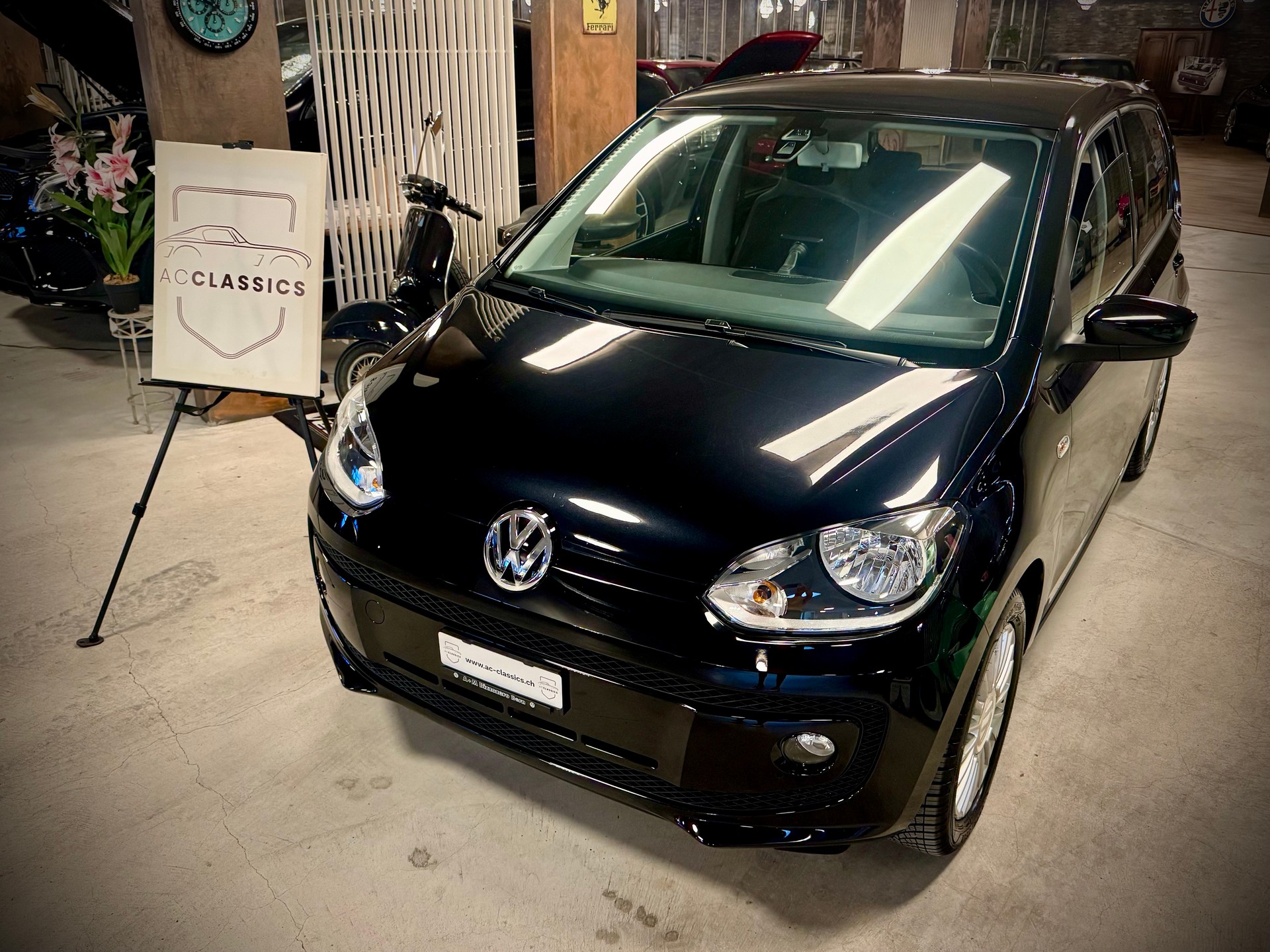 VW Up 1.0 black up Art on Ice ASG-image-0