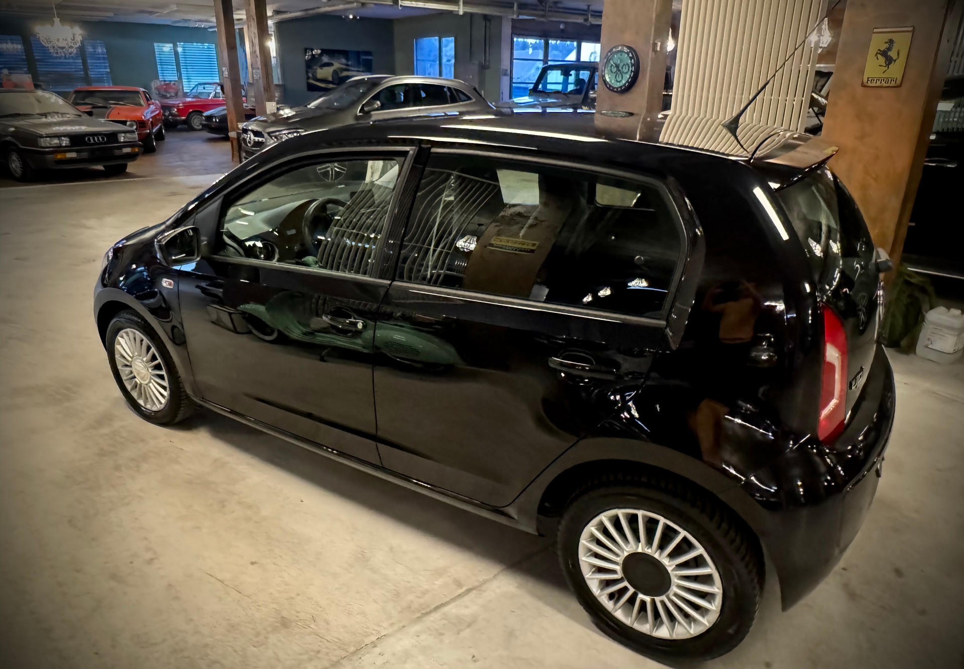 VW Up 1.0 black up Art on Ice ASG-image-14