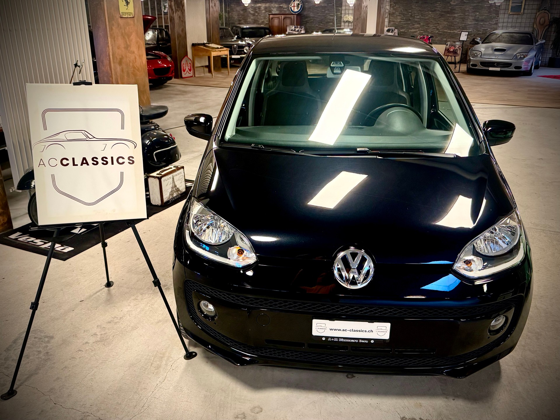 VW Up 1.0 black up Art on Ice ASG-image-1
