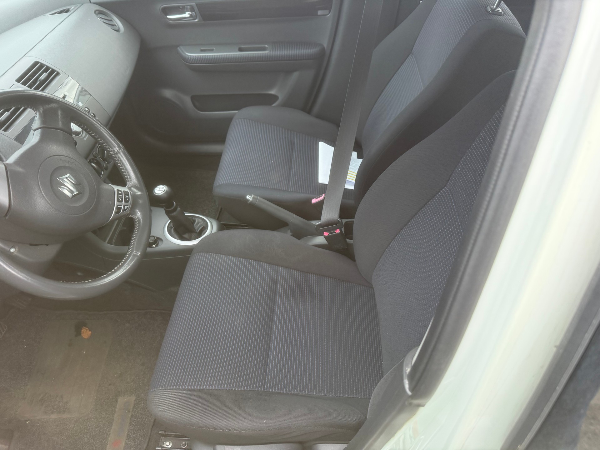 SUZUKI Swift 1.3i 16V GL 4x4-image-4