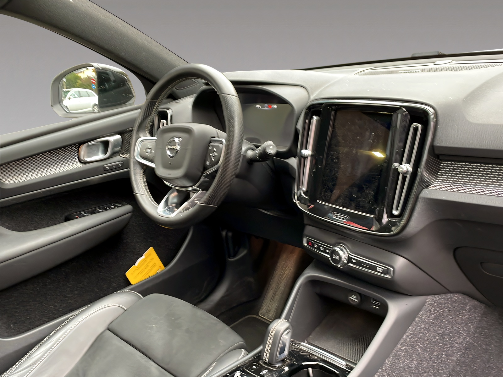 VOLVO XC40 1.5 T5 PiH R-Design-image-10