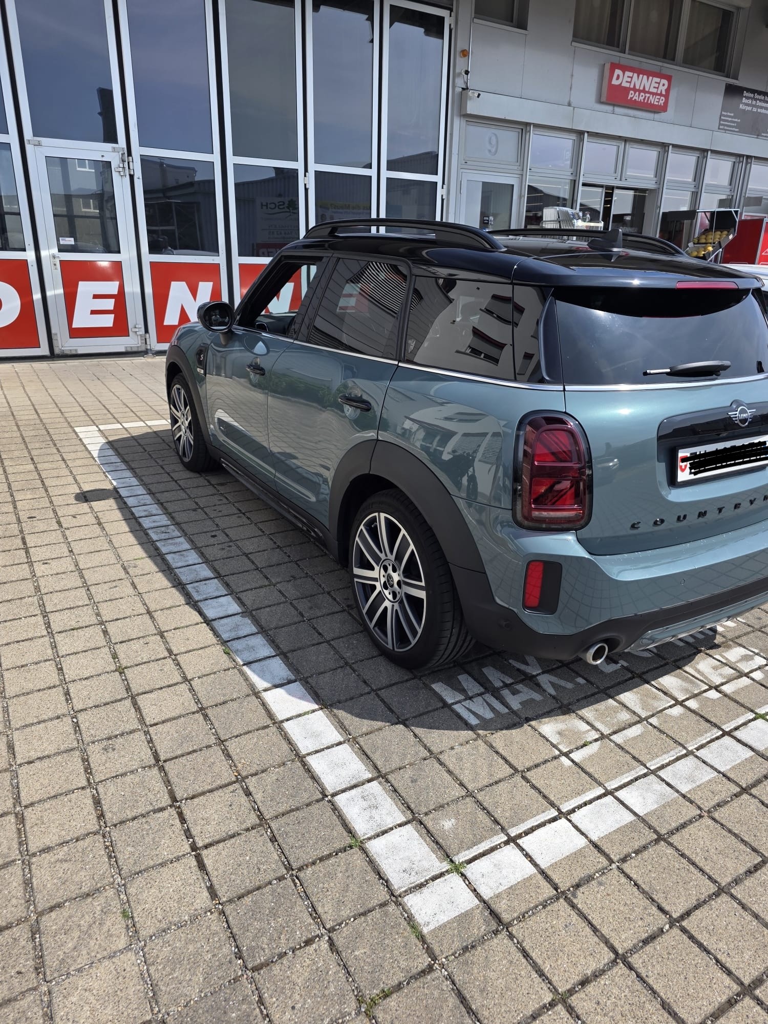 MINI 2.0i Cooper S ALL4-image-1