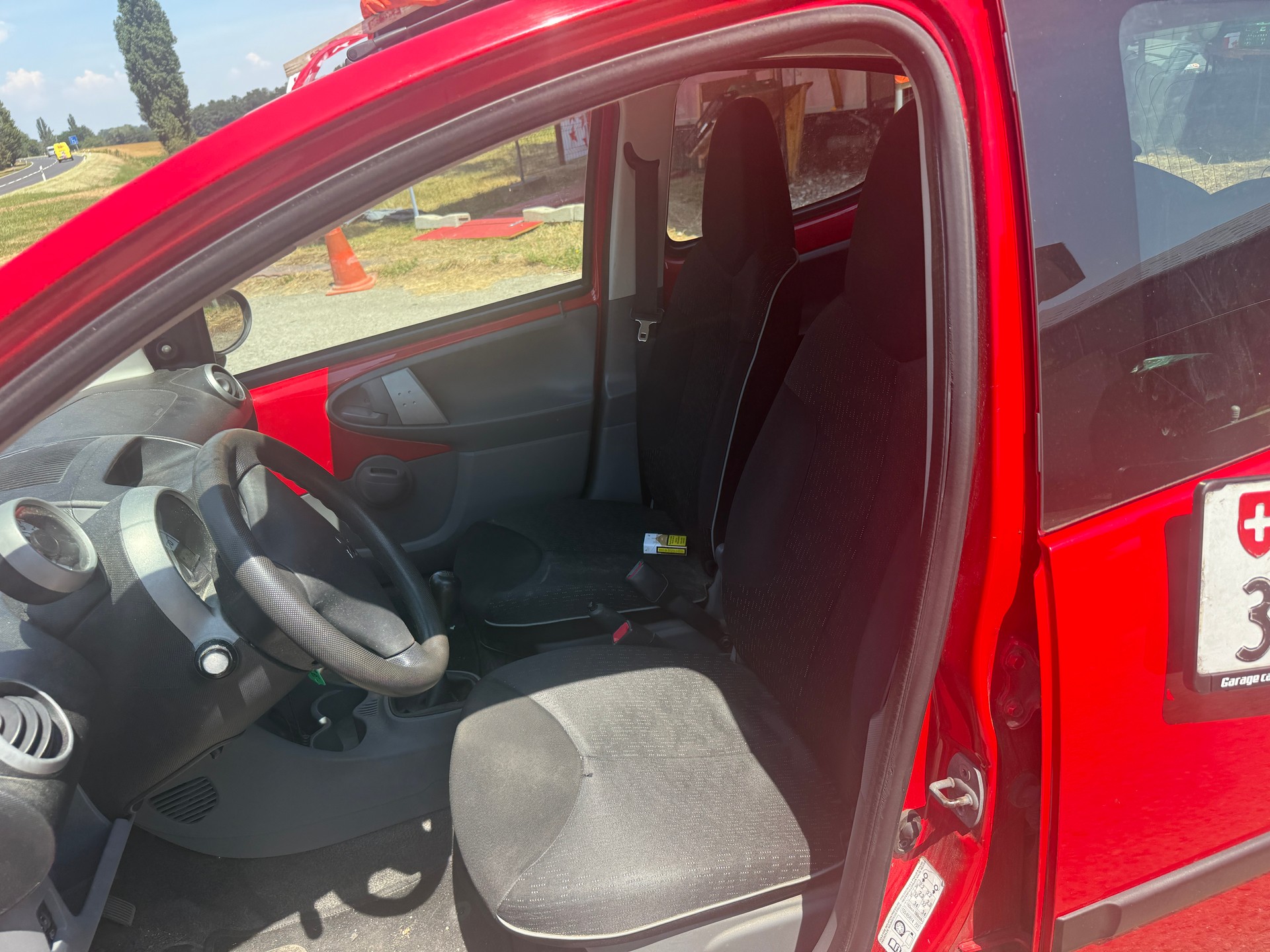 PEUGEOT 107 1.0 Swiss Edition-image-10