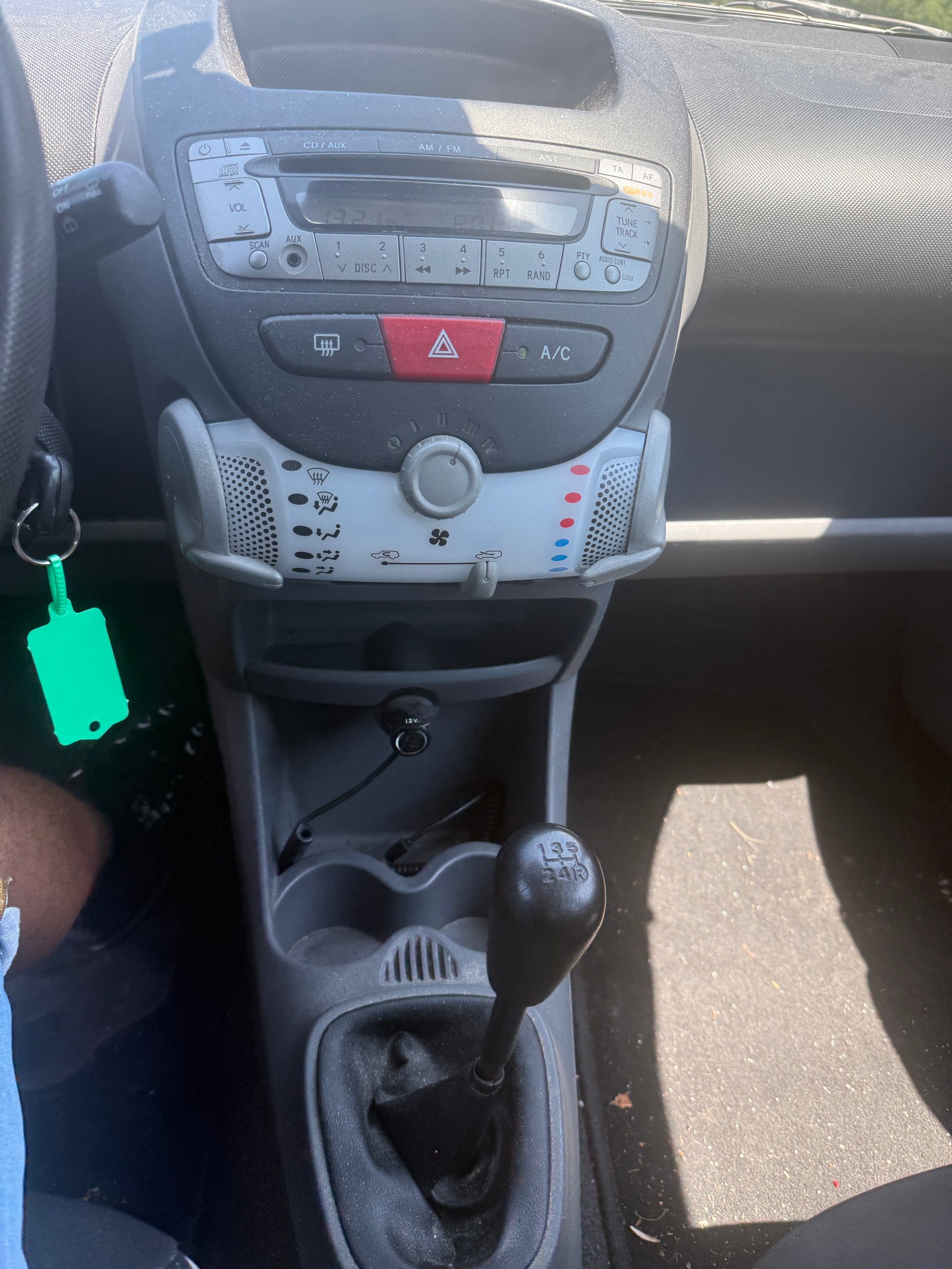 PEUGEOT 107 1.0 Swiss Edition-image-12