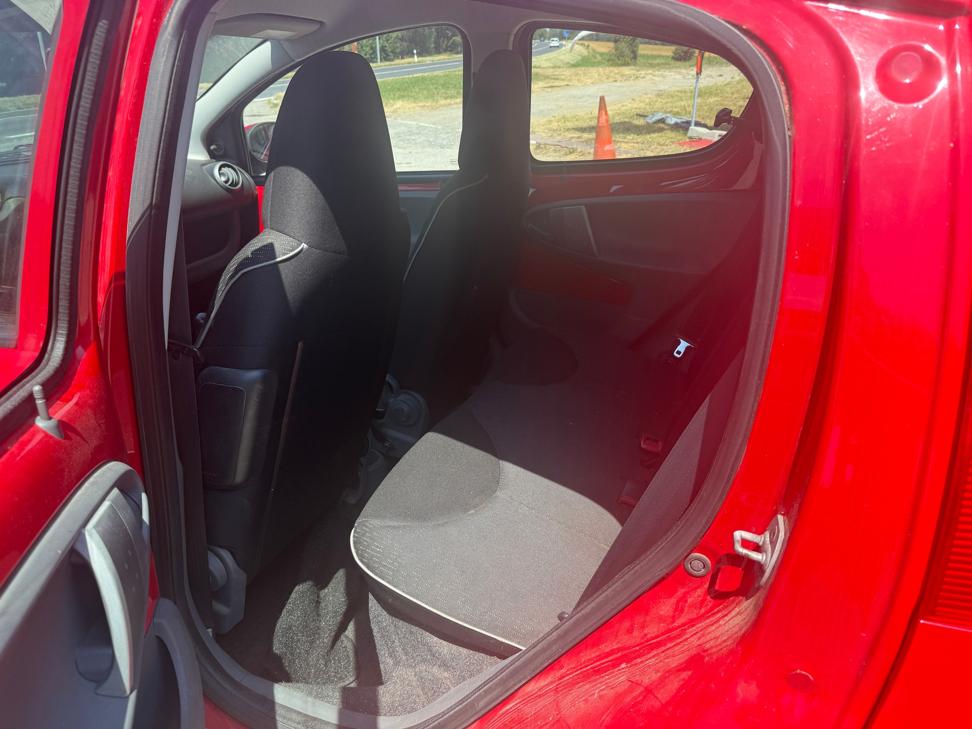 PEUGEOT 107 1.0 Swiss Edition-image-8