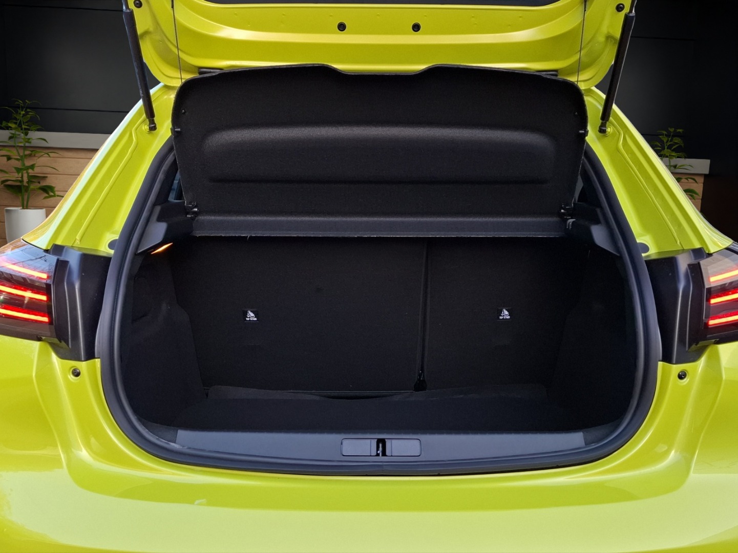 PEUGEOT 208 NEW 1.2 Hybrid 145 GT-image-8