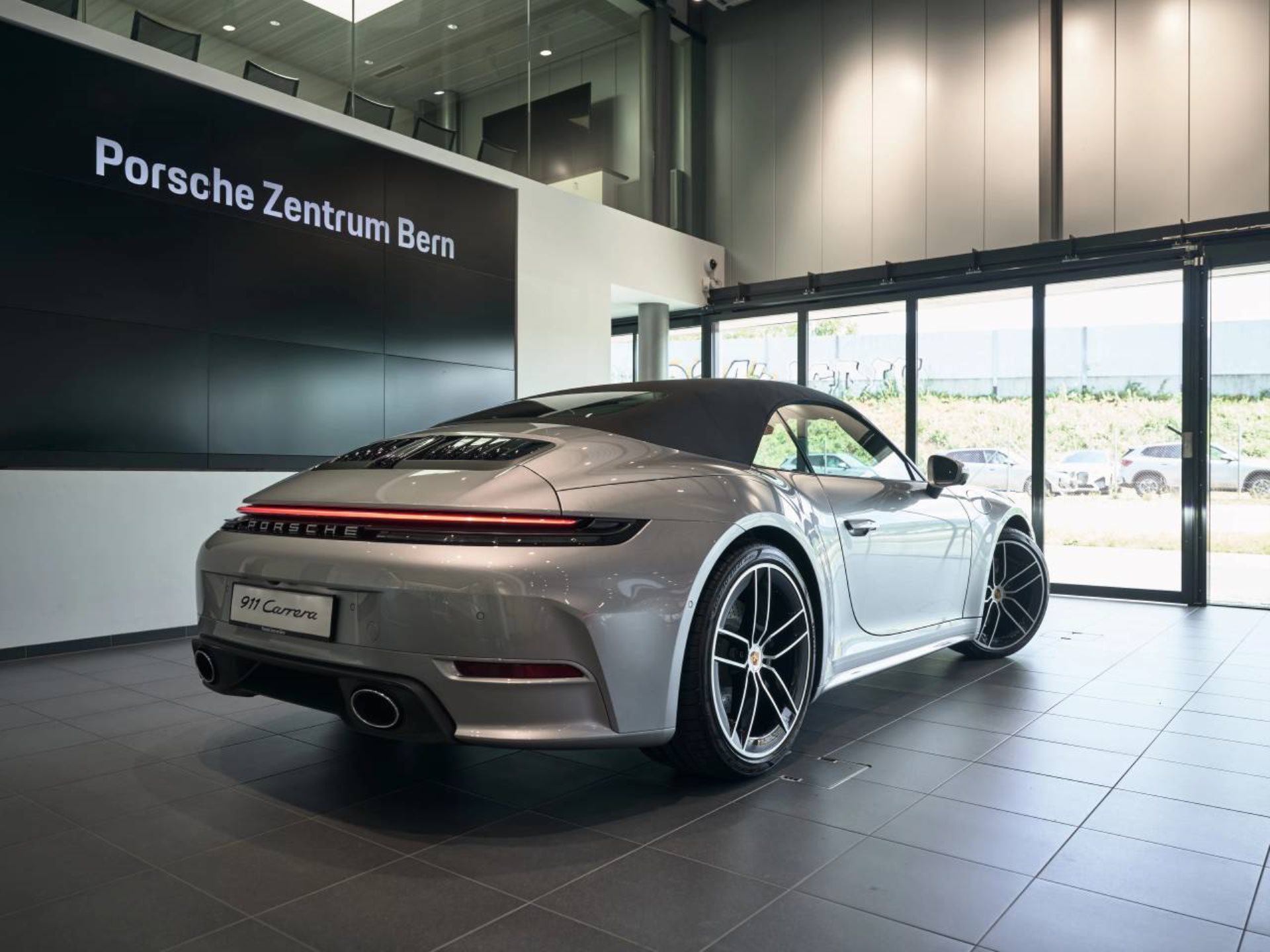 PORSCHE 911 Carrera Cabriolet-image-11
