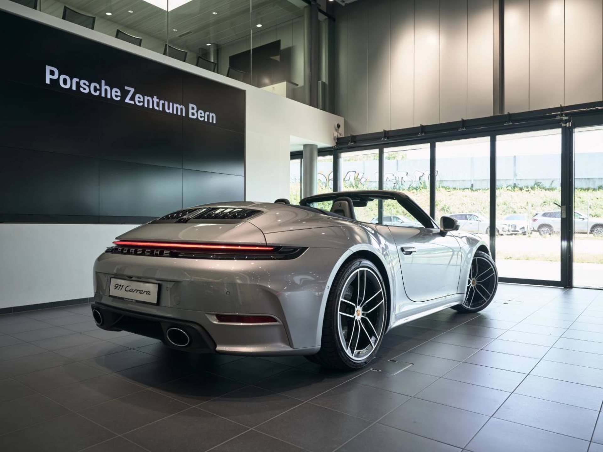 PORSCHE 911 Carrera Cabriolet-image-2