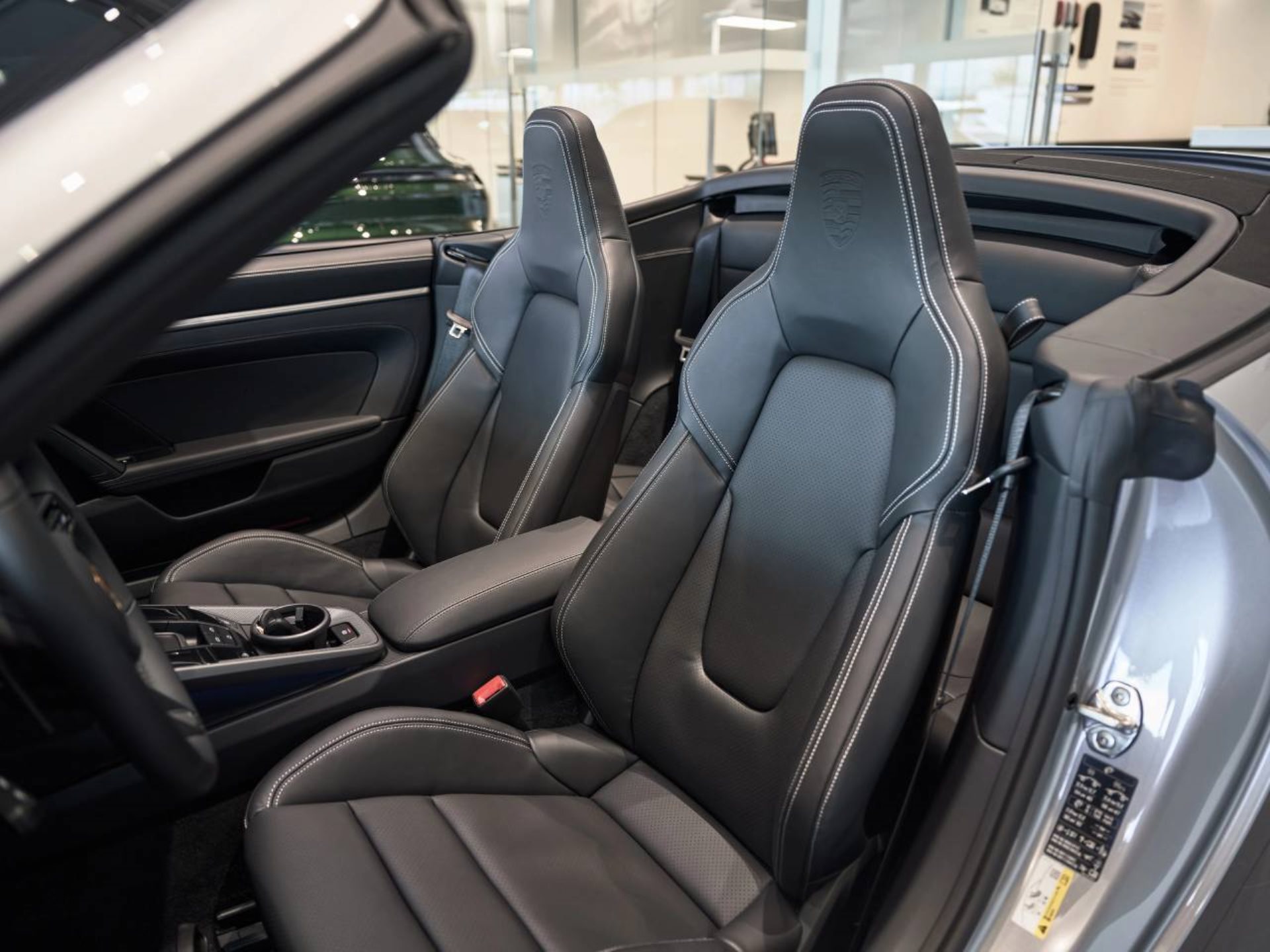 PORSCHE 911 Carrera Cabriolet-image-4