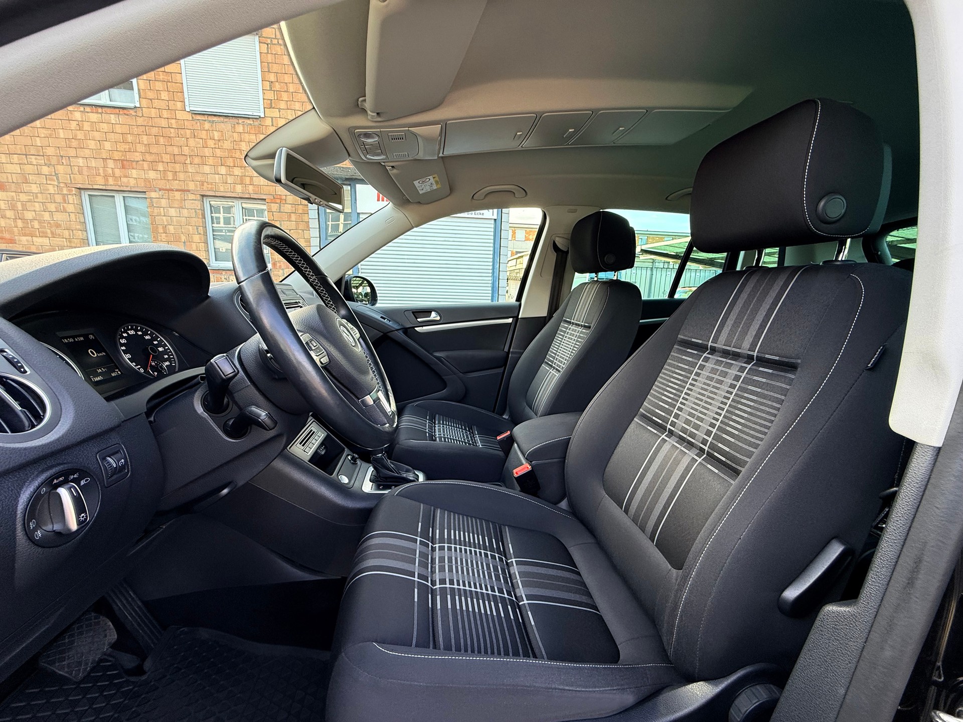 VW Tiguan 2.0 TDI Lounge 4Motion DSG Automat-image-16