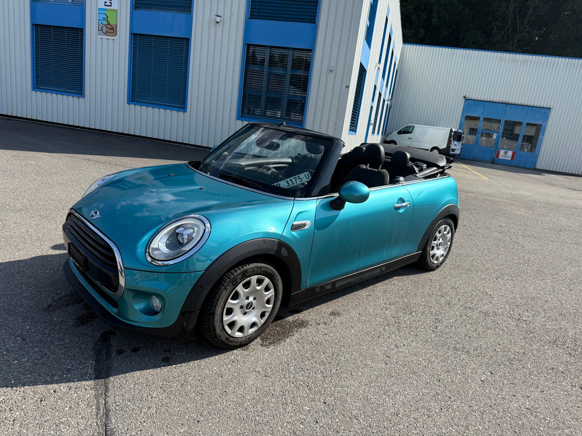 MINI Cooper Cabriolet-image-0