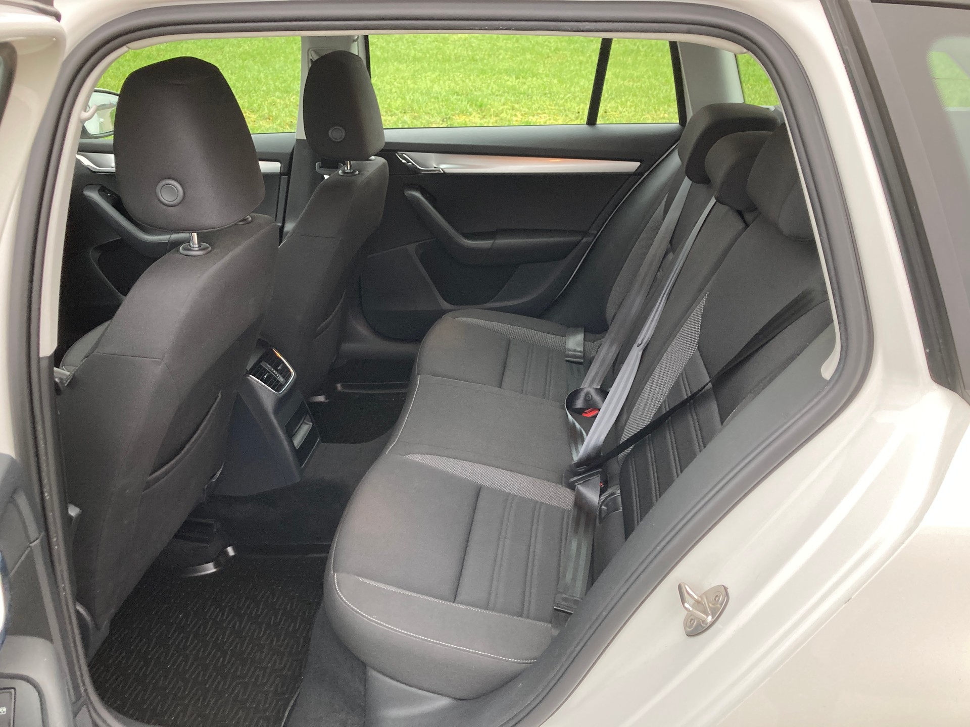 SKODA Octavia Combi 1.6 TDI Ambition 4x4 mit Anhängerkupplung-image-7
