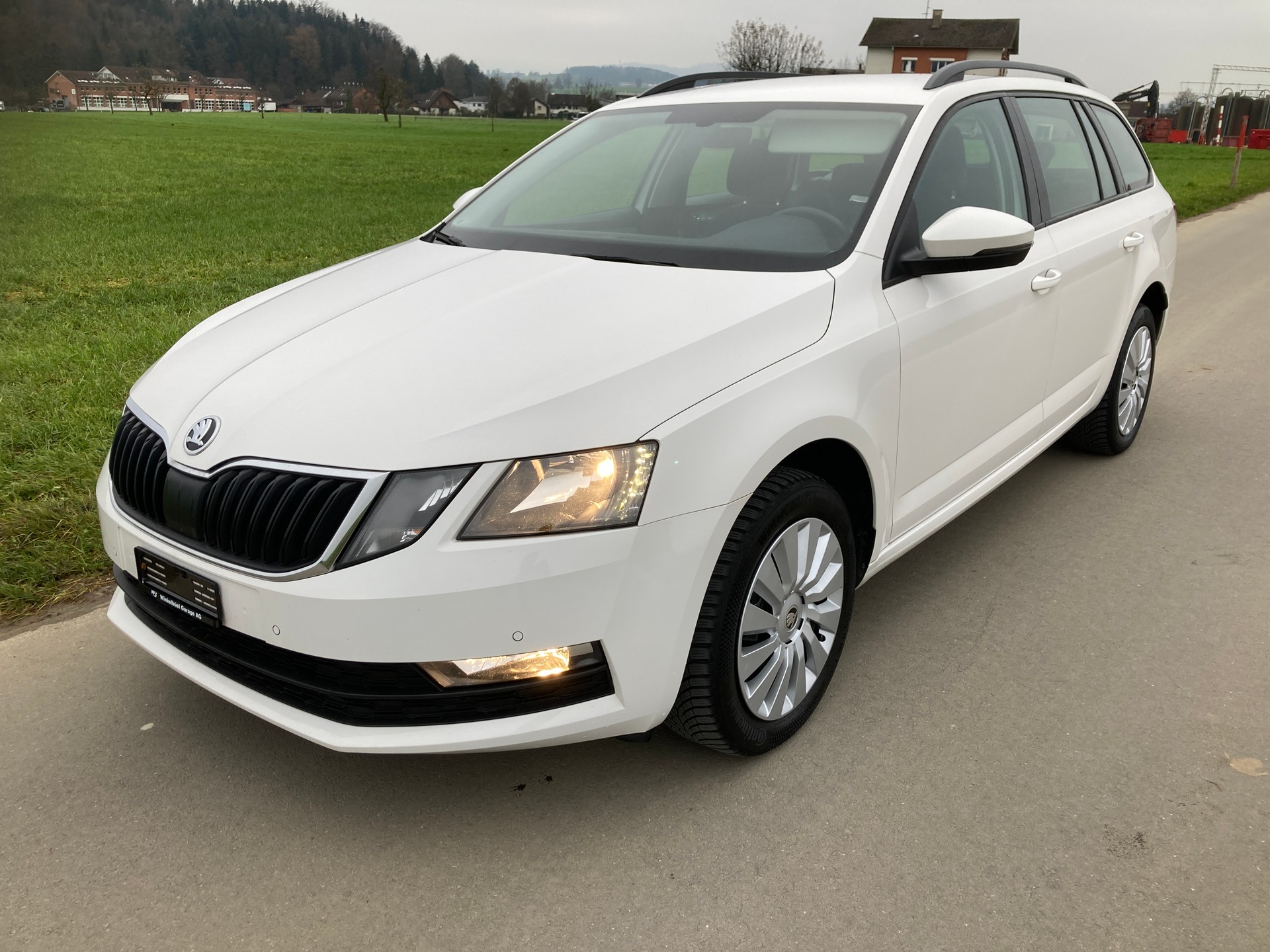 SKODA Octavia Combi 1.6 TDI Ambition 4x4 mit Anhängerkupplung-image-0