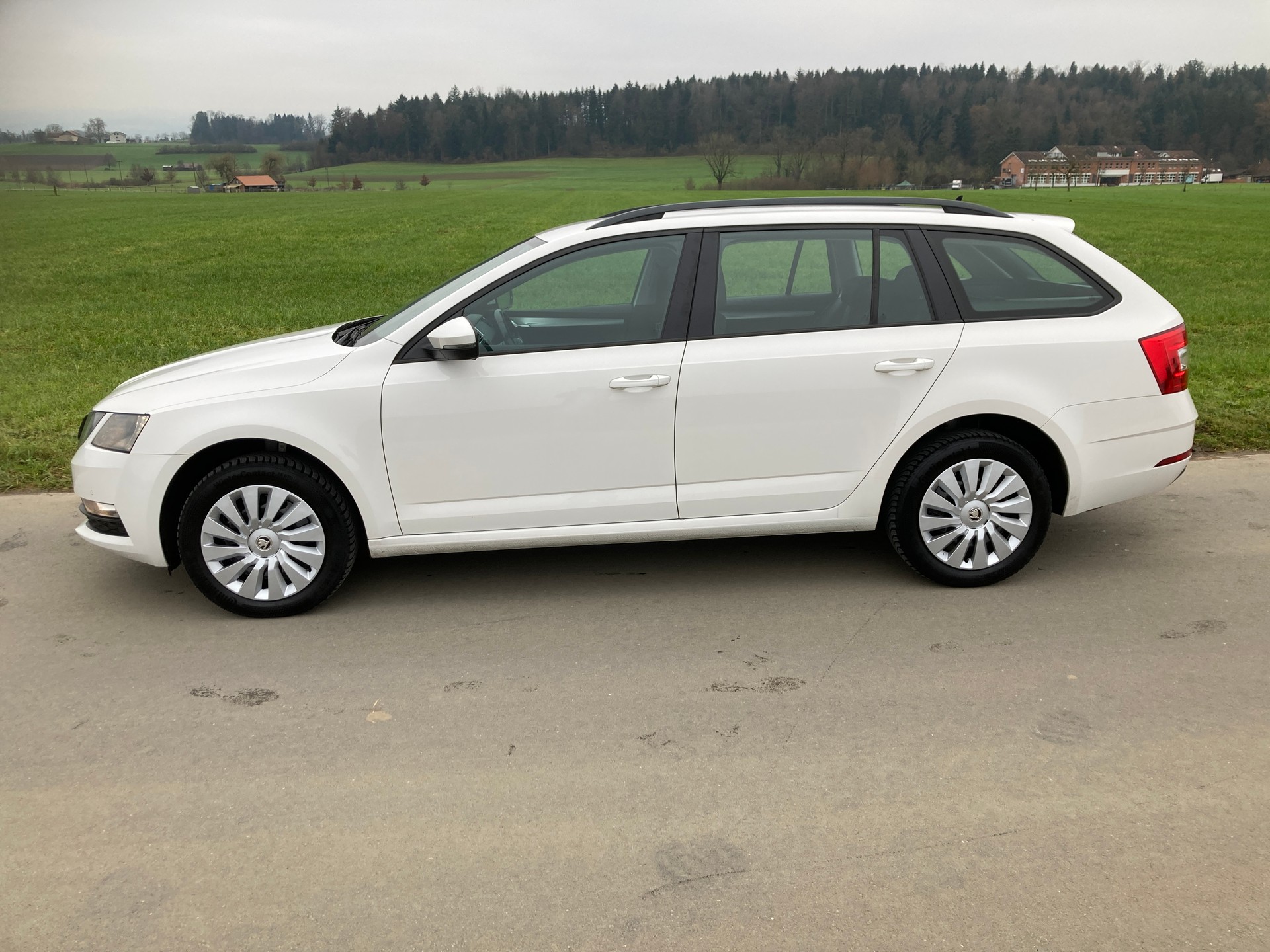 SKODA Octavia Combi 1.6 TDI Ambition 4x4 mit Anhängerkupplung-image-4
