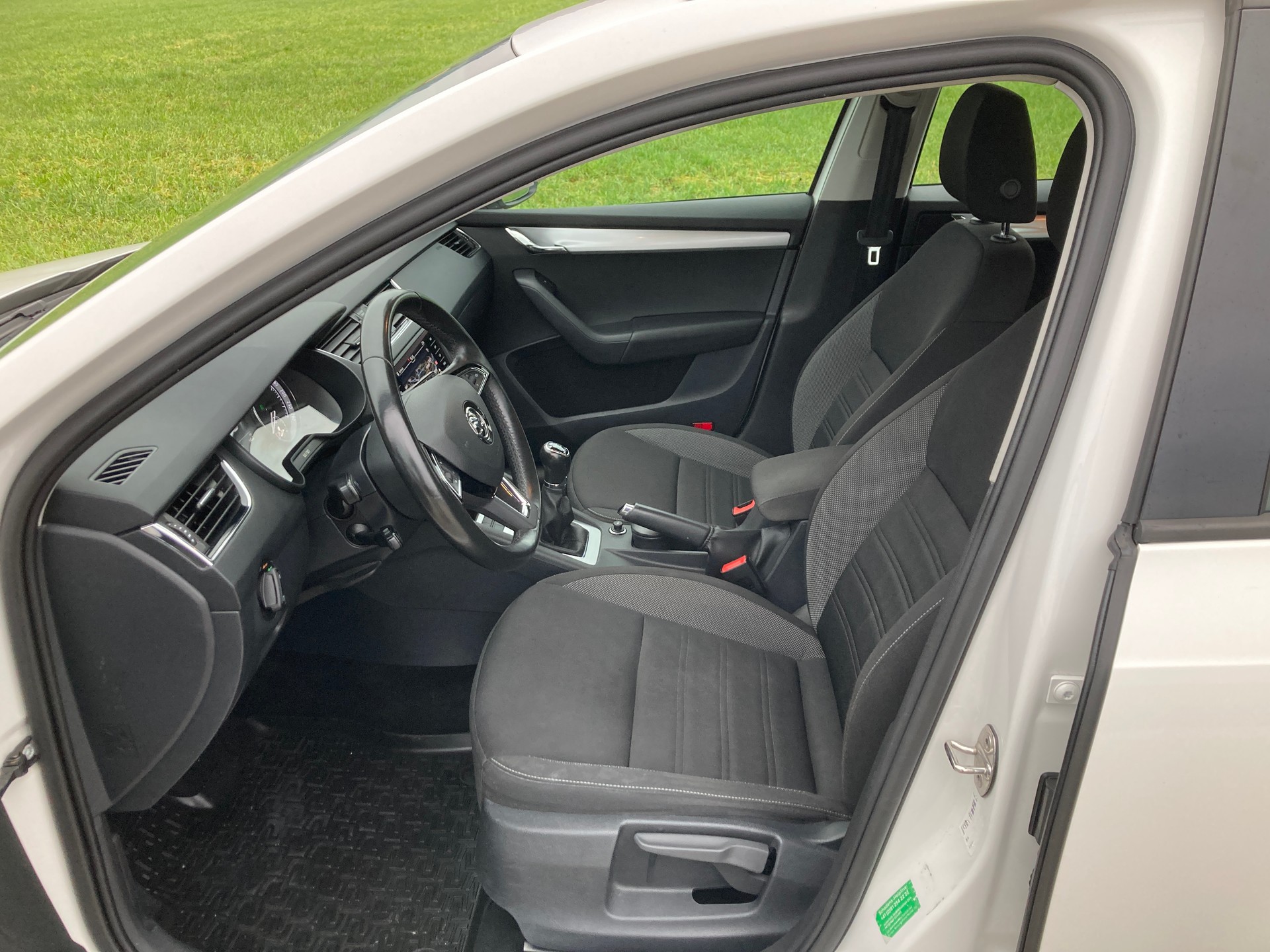 SKODA Octavia Combi 1.6 TDI Ambition 4x4 mit Anhängerkupplung-image-8