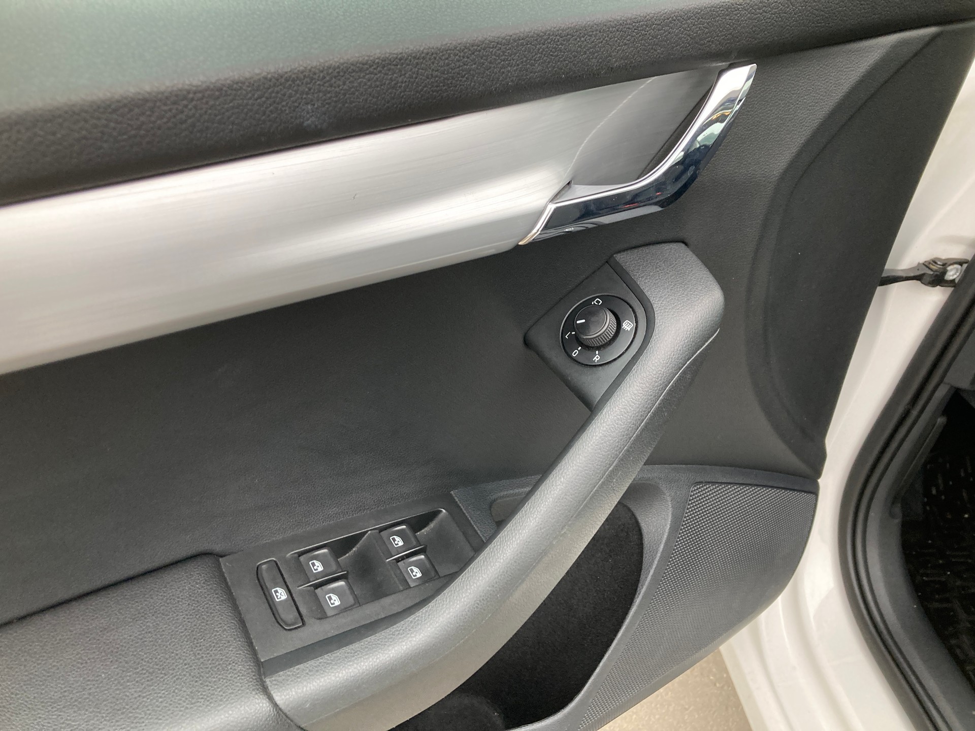 SKODA Octavia Combi 1.6 TDI Ambition 4x4 mit Anhängerkupplung-image-9