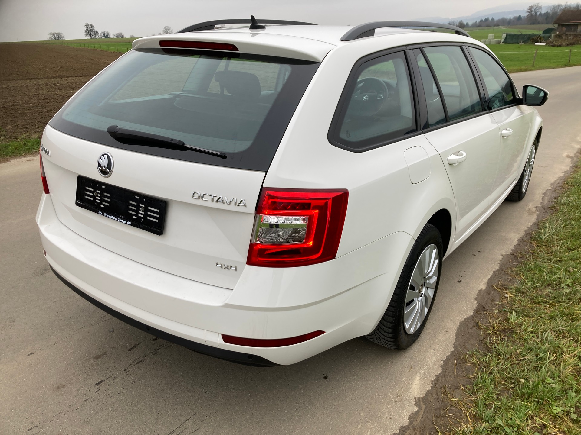 SKODA Octavia Combi 1.6 TDI Ambition 4x4 mit Anhängerkupplung-image-2