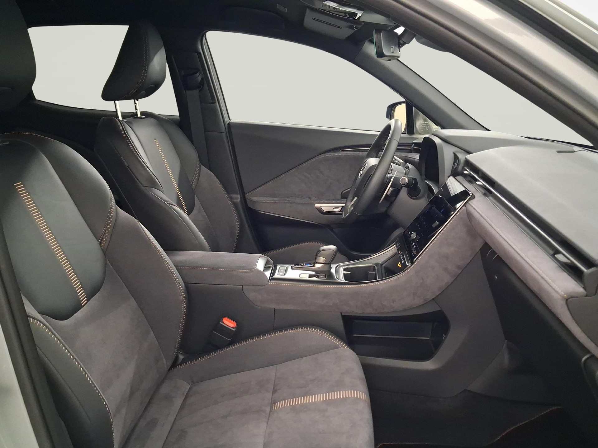 LEXUS LBX 1.5 Hybrid Cool AWD-image-9