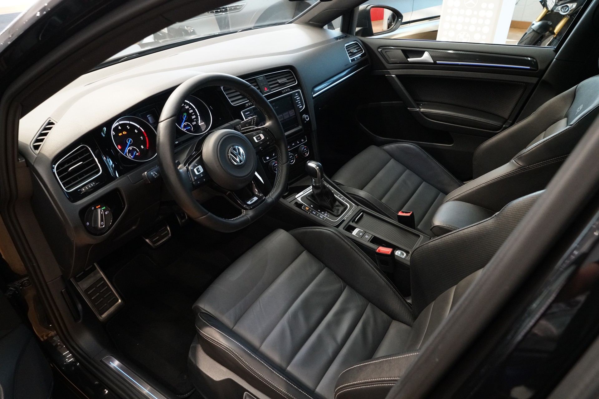 VW Golf 2.0 TSI R 4Motion DSG-image-10