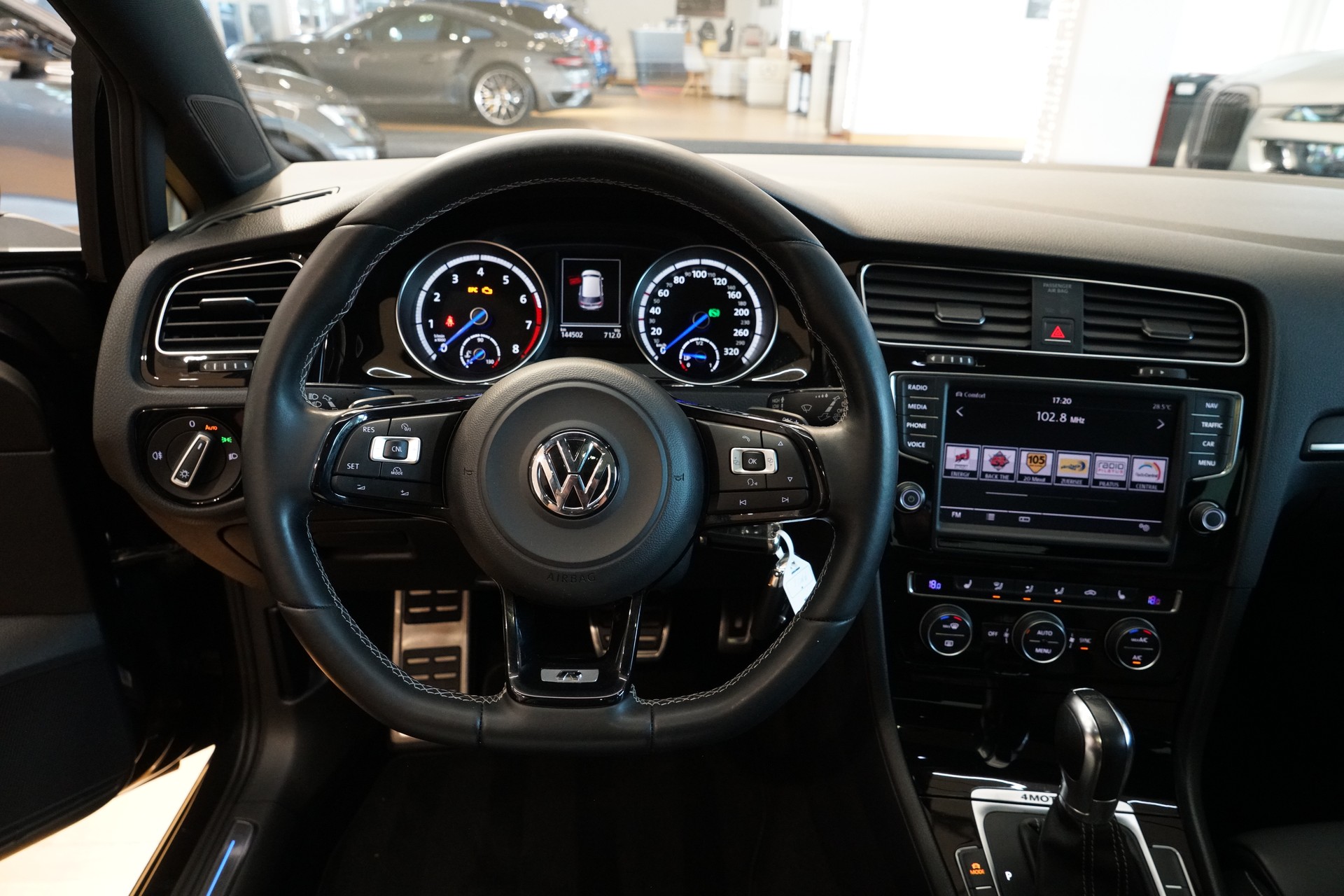 VW Golf 2.0 TSI R 4Motion DSG-image-14