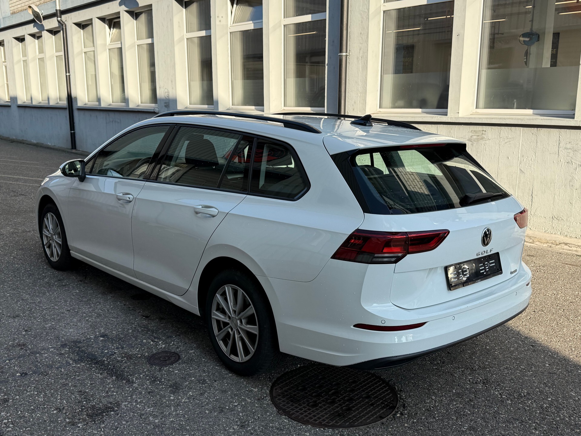 VW Golf Variant 2.0 TDI Life DSG 4Motion-image-3