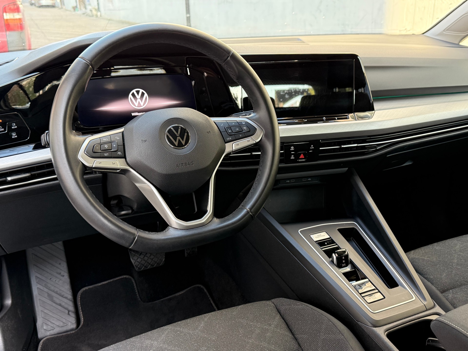 VW Golf Variant 2.0 TDI Life DSG 4Motion-image-5