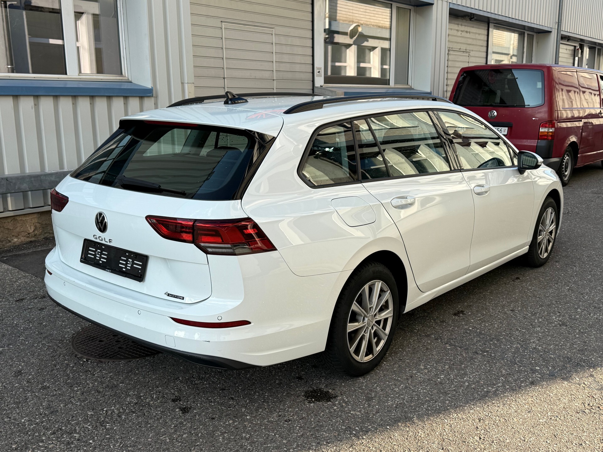 VW Golf Variant 2.0 TDI Life DSG 4Motion-image-2