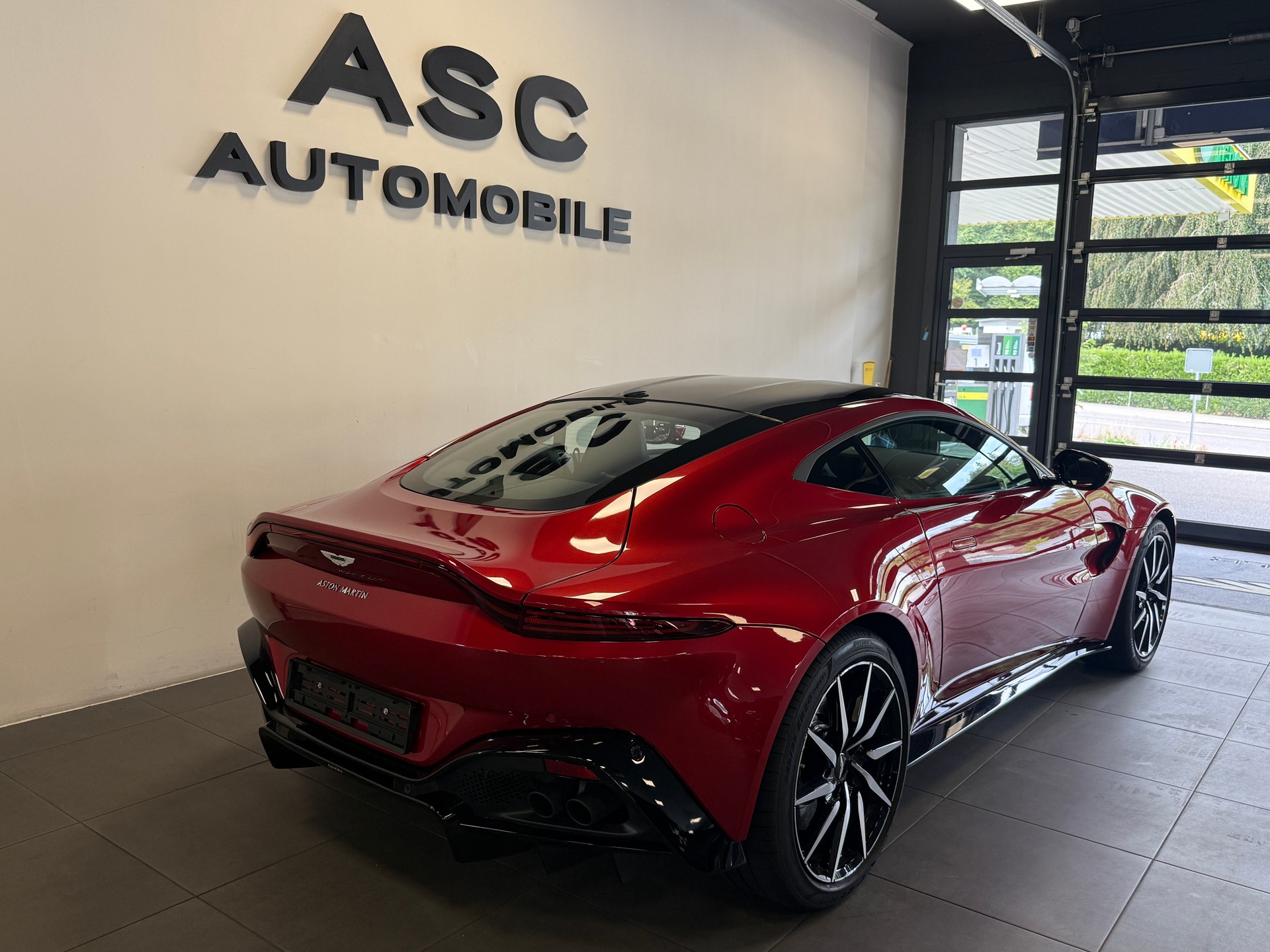 ASTON MARTIN V8 Vantage-showroom-element-3