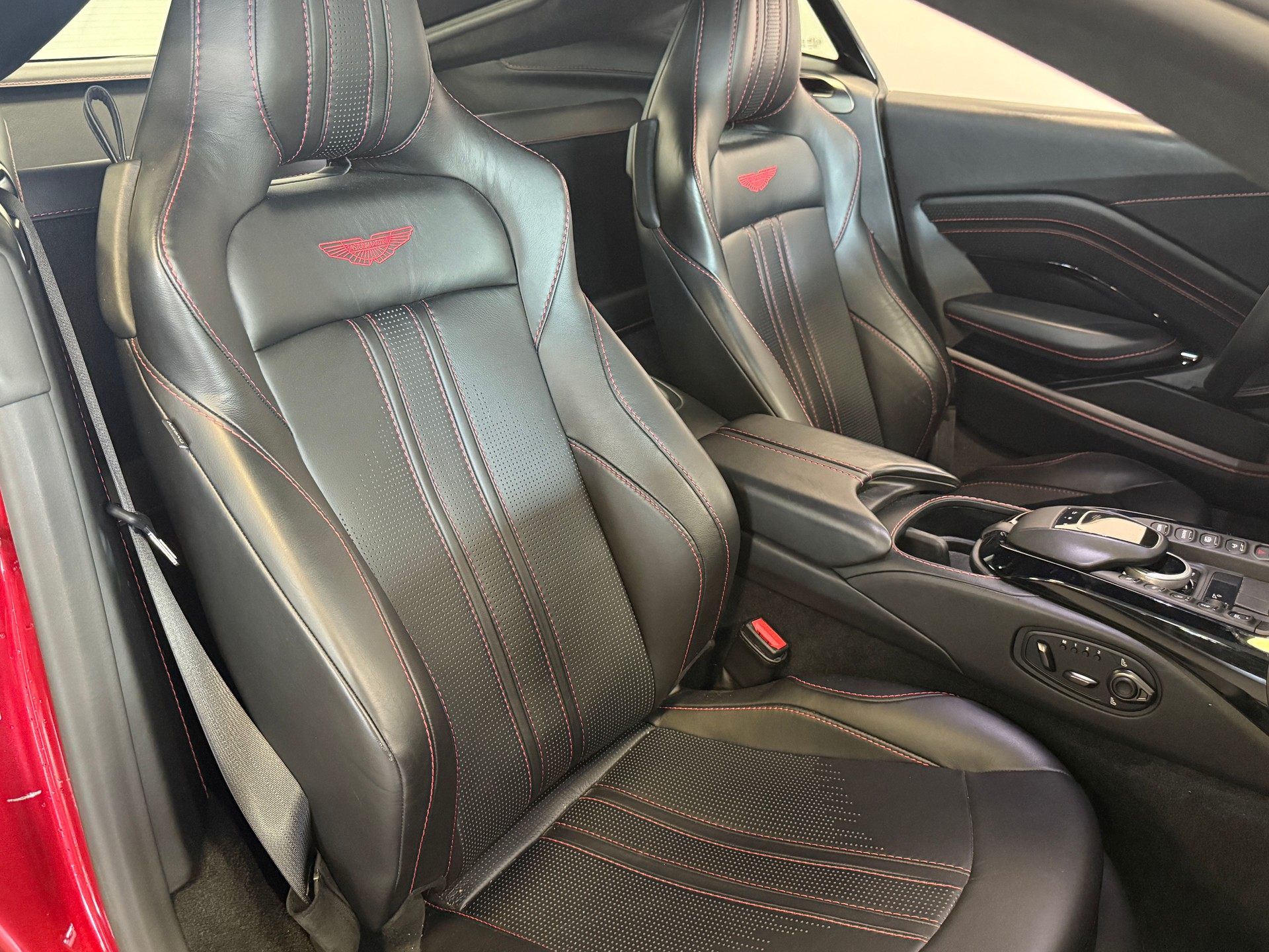 ASTON MARTIN V8 Vantage-image-6