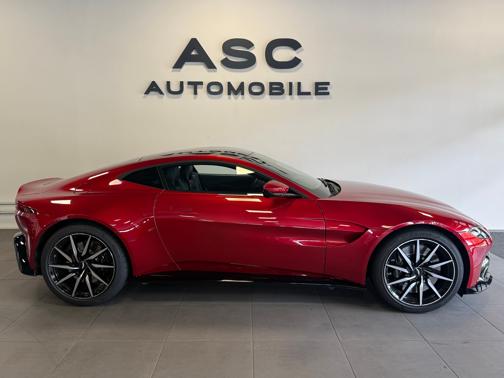 ASTON MARTIN V8 Vantage-showroom-element-2