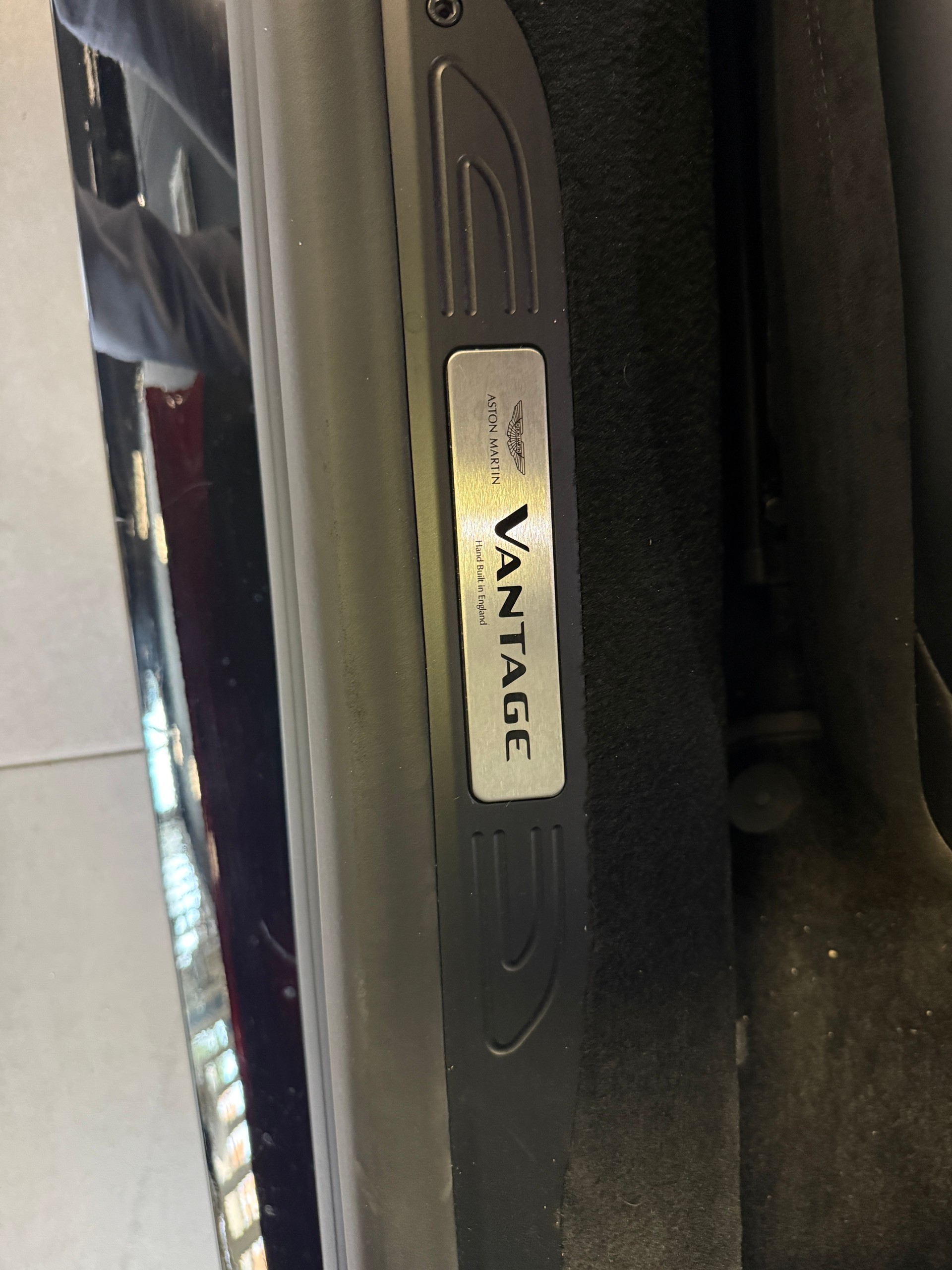ASTON MARTIN V8 Vantage-image-10