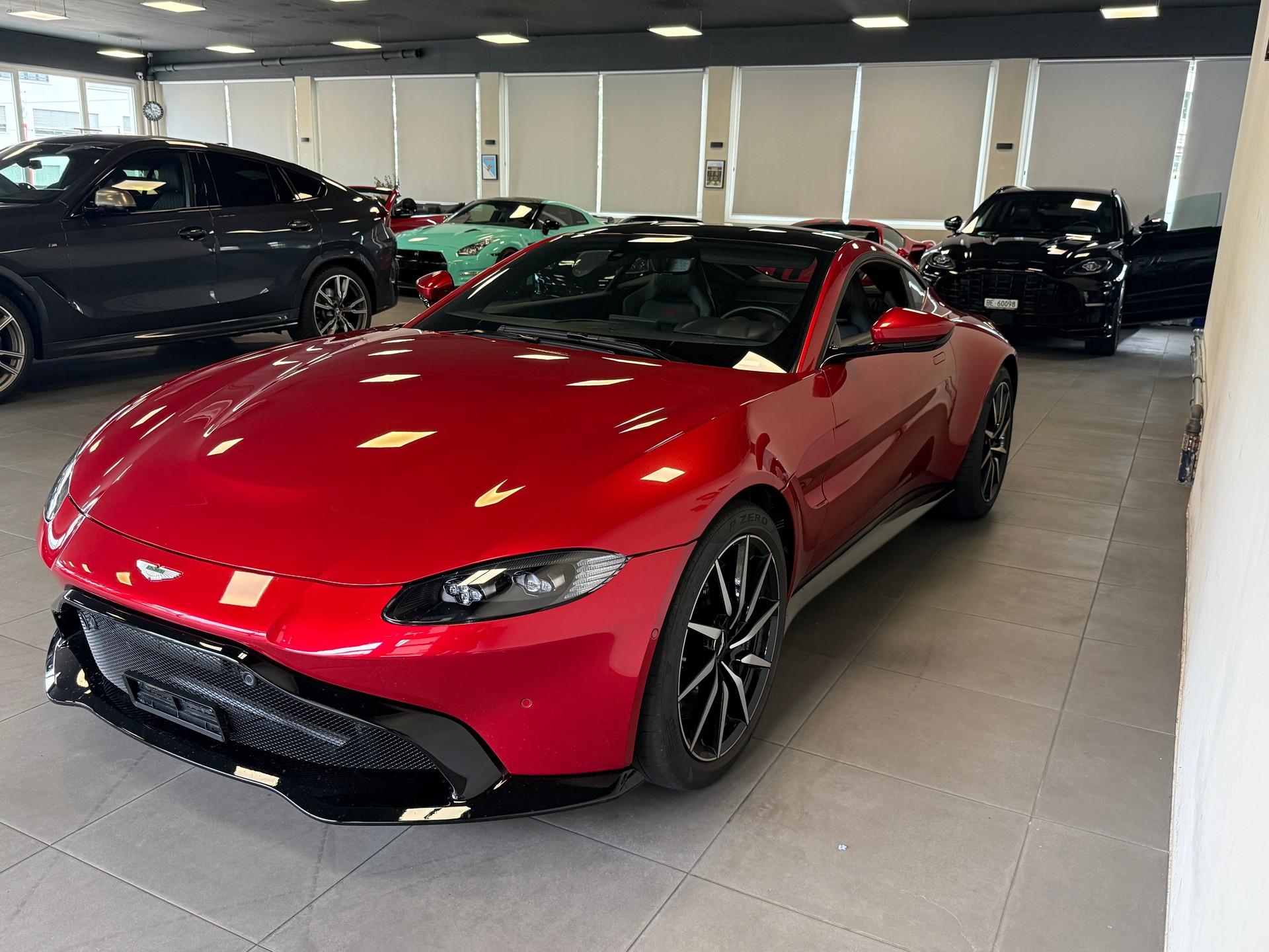 ASTON MARTIN V8 Vantage-showroom-element-1