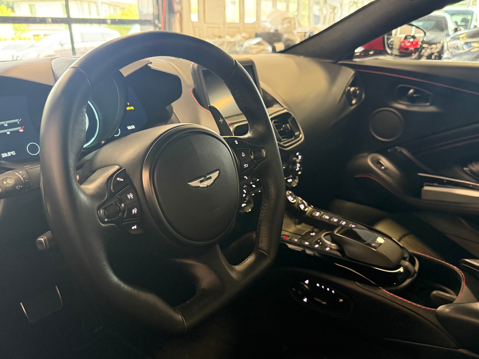 ASTON MARTIN V8 Vantage-image-9