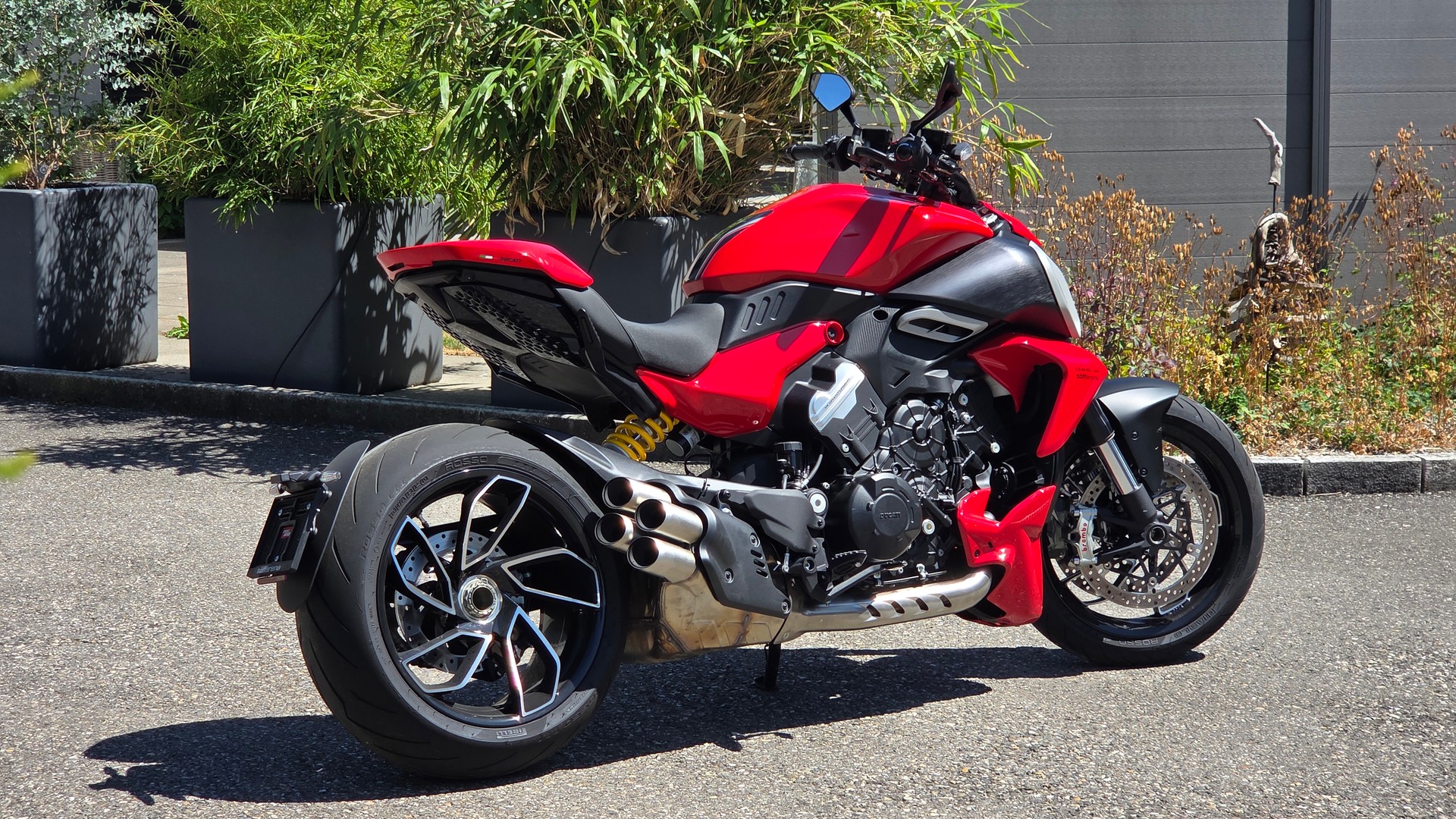 DUCATI Diavel V4-showroom-element-1