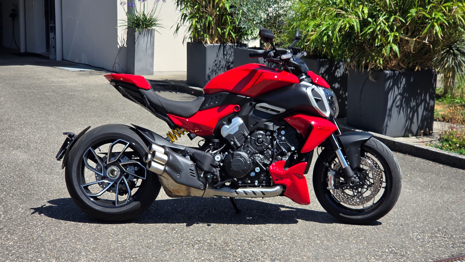DUCATI Diavel V4