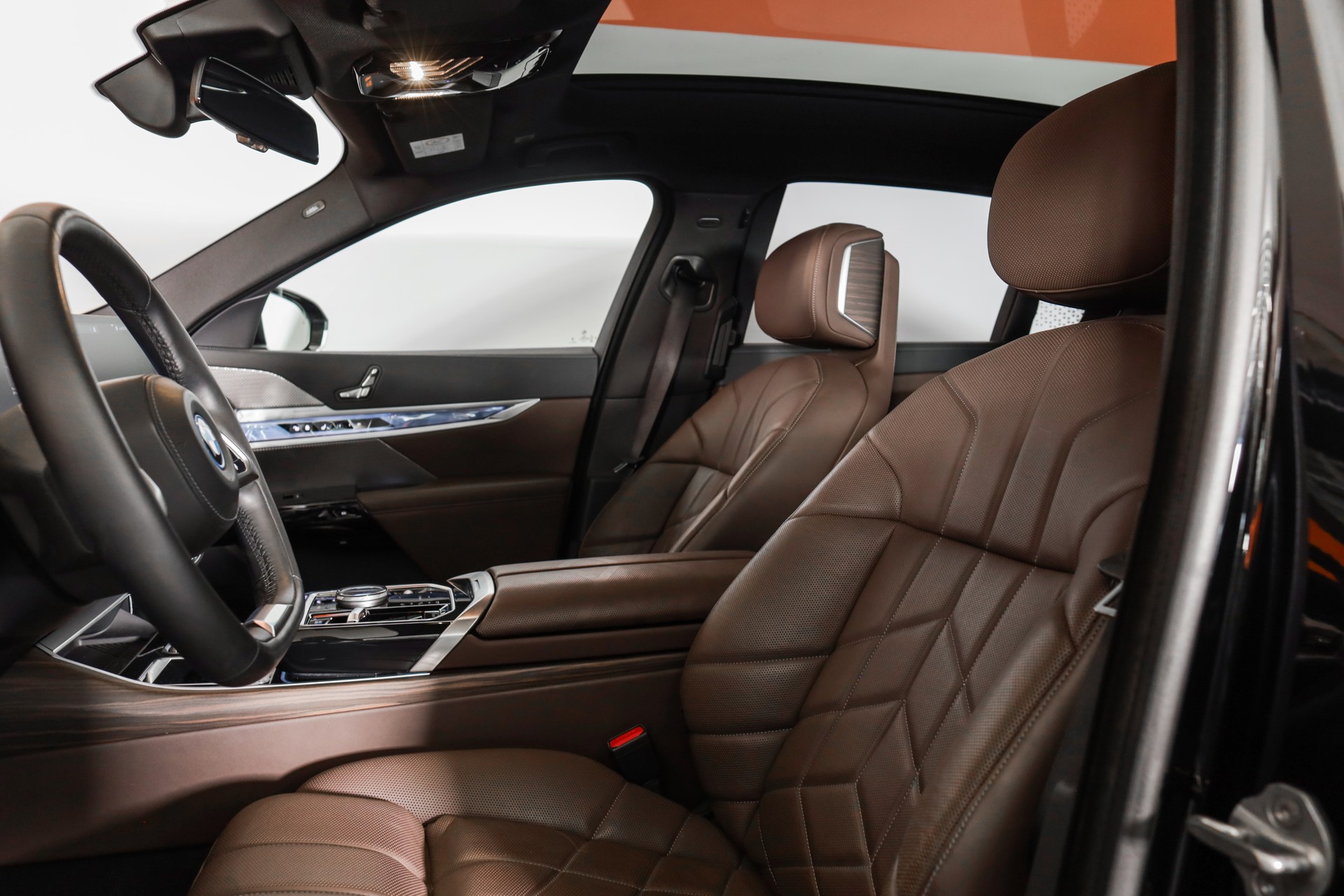BMW i7 xDrive 60 Executive Lounge-showroom-element-3