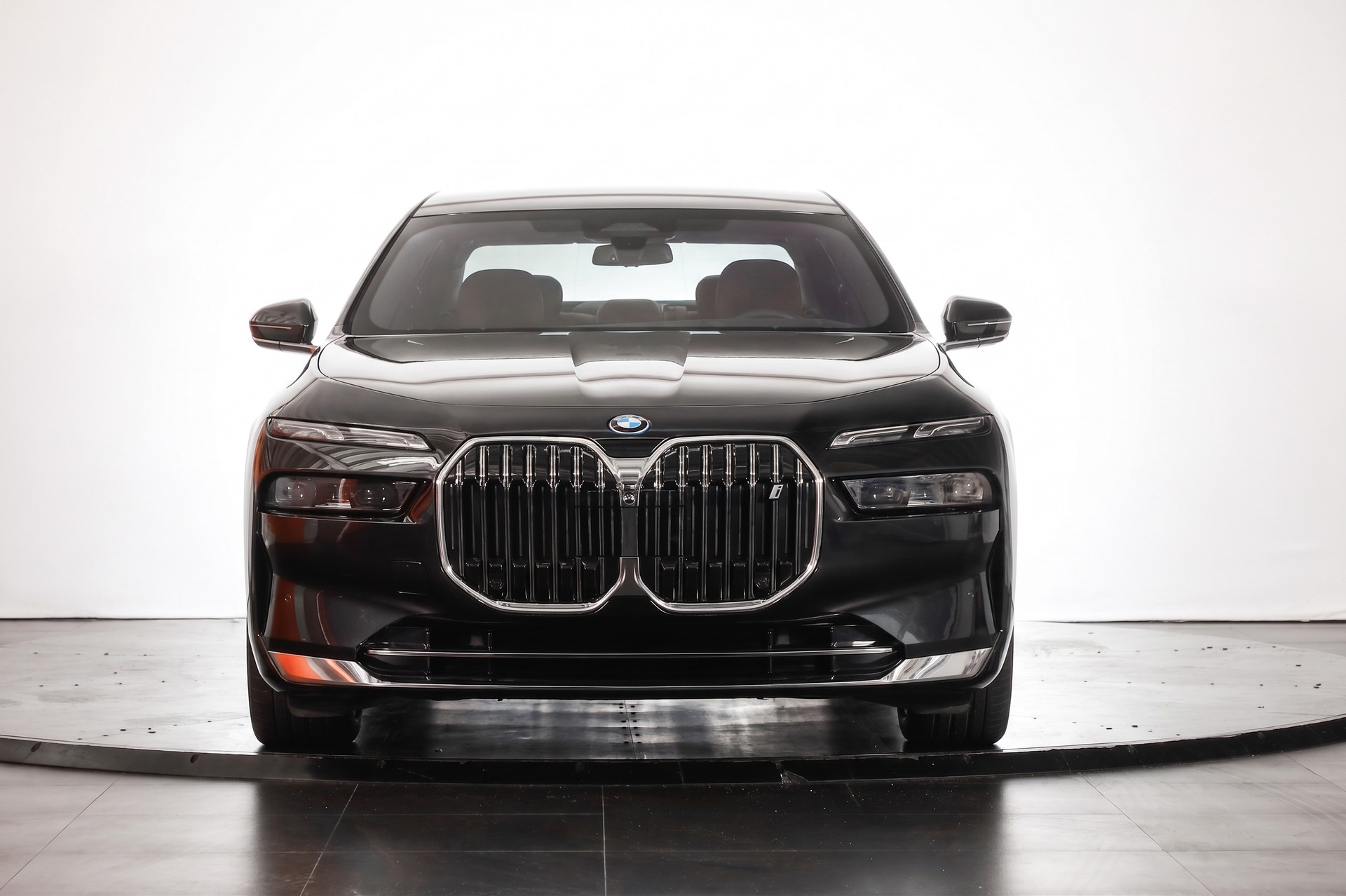 BMW i7 xDrive 60 Executive Lounge-showroom-element-1