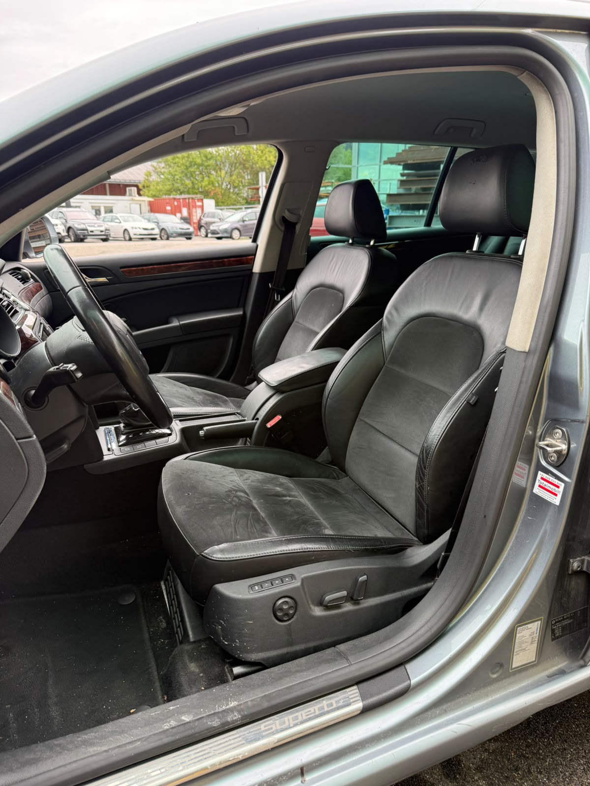 SKODA Superb Combi 2.0 TDi Ambition DSG-image-8