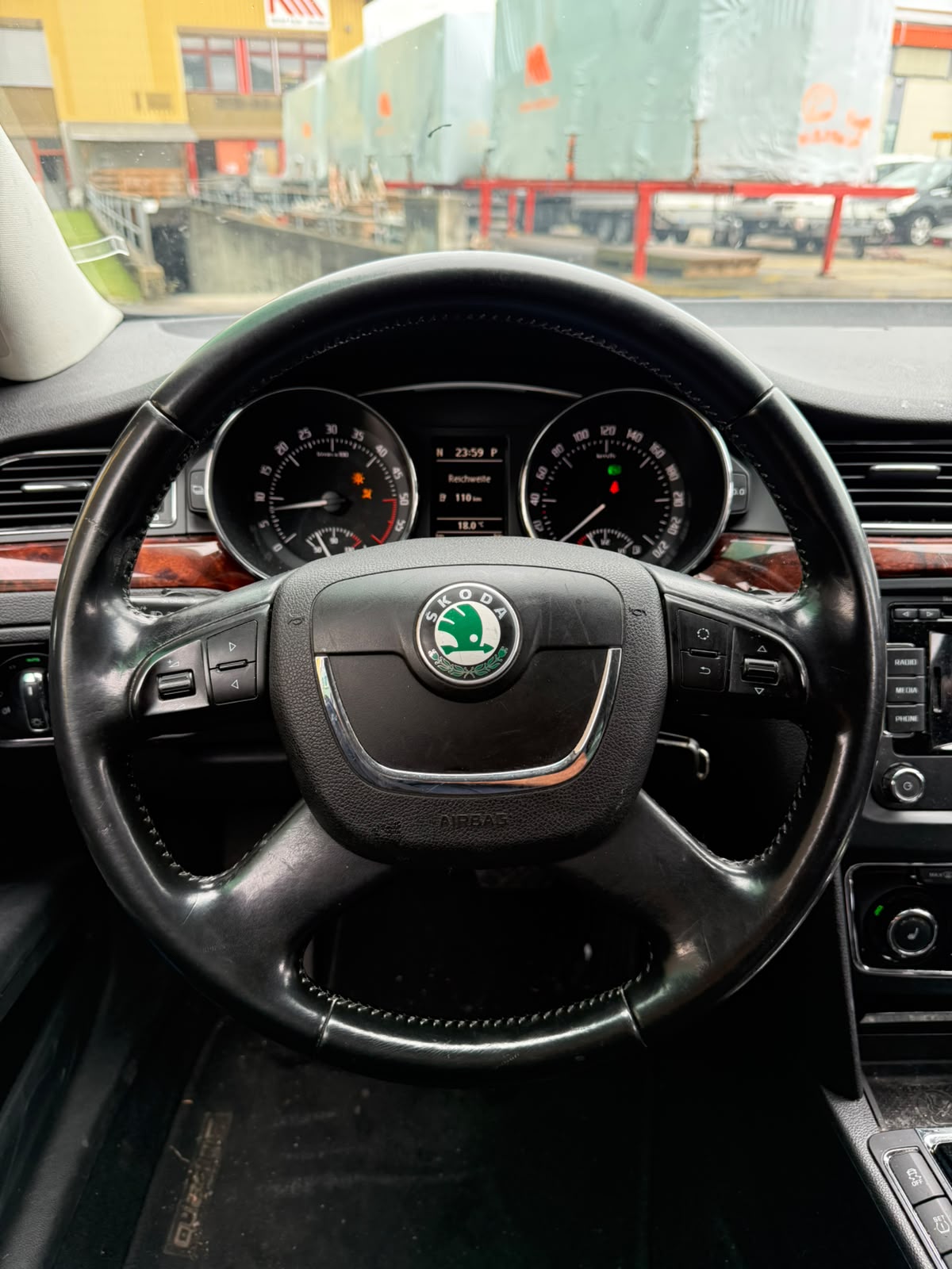 SKODA Superb Combi 2.0 TDi Ambition DSG-image-12